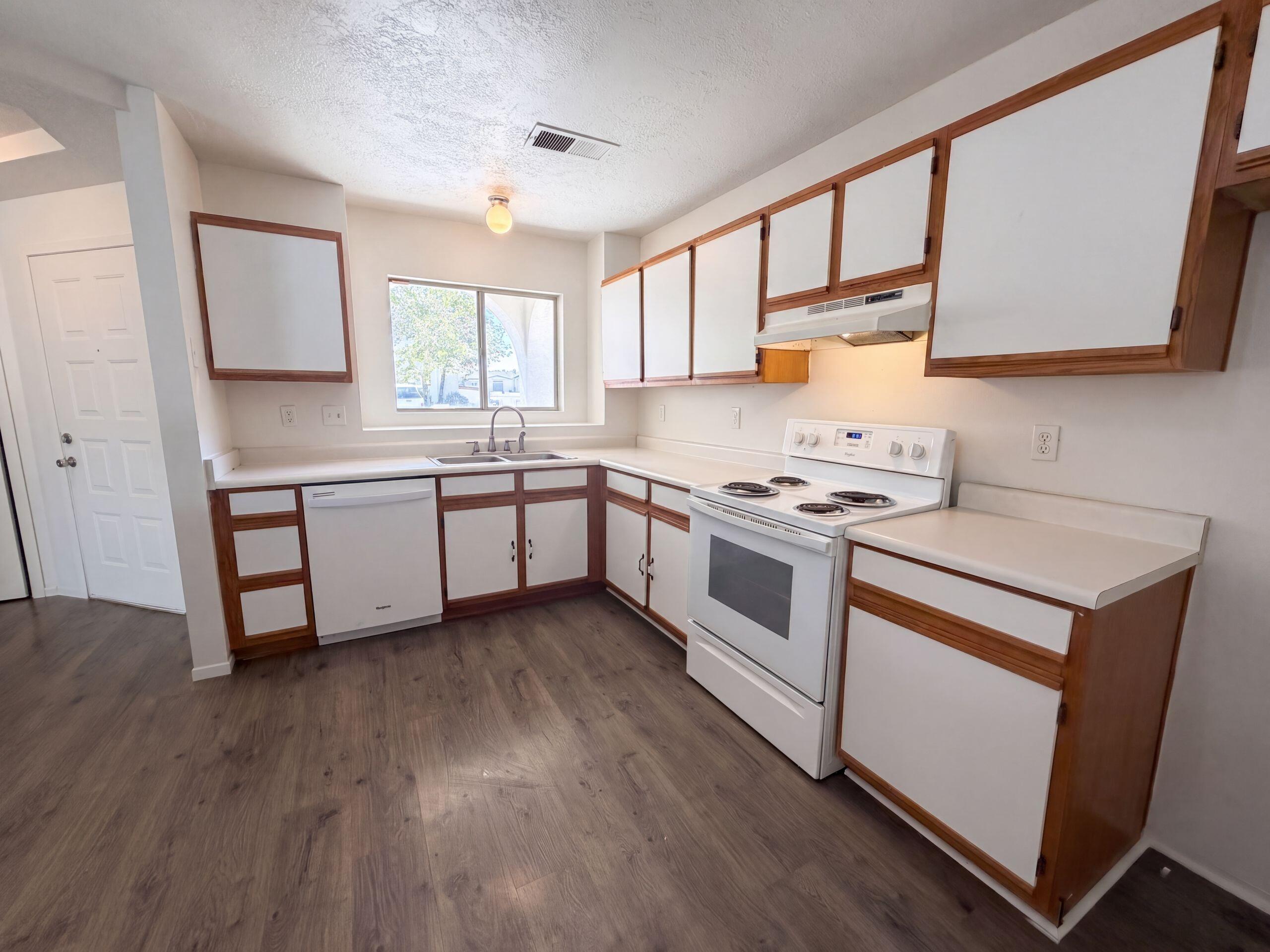 Photo 2 — 1610 Perma Drive NE