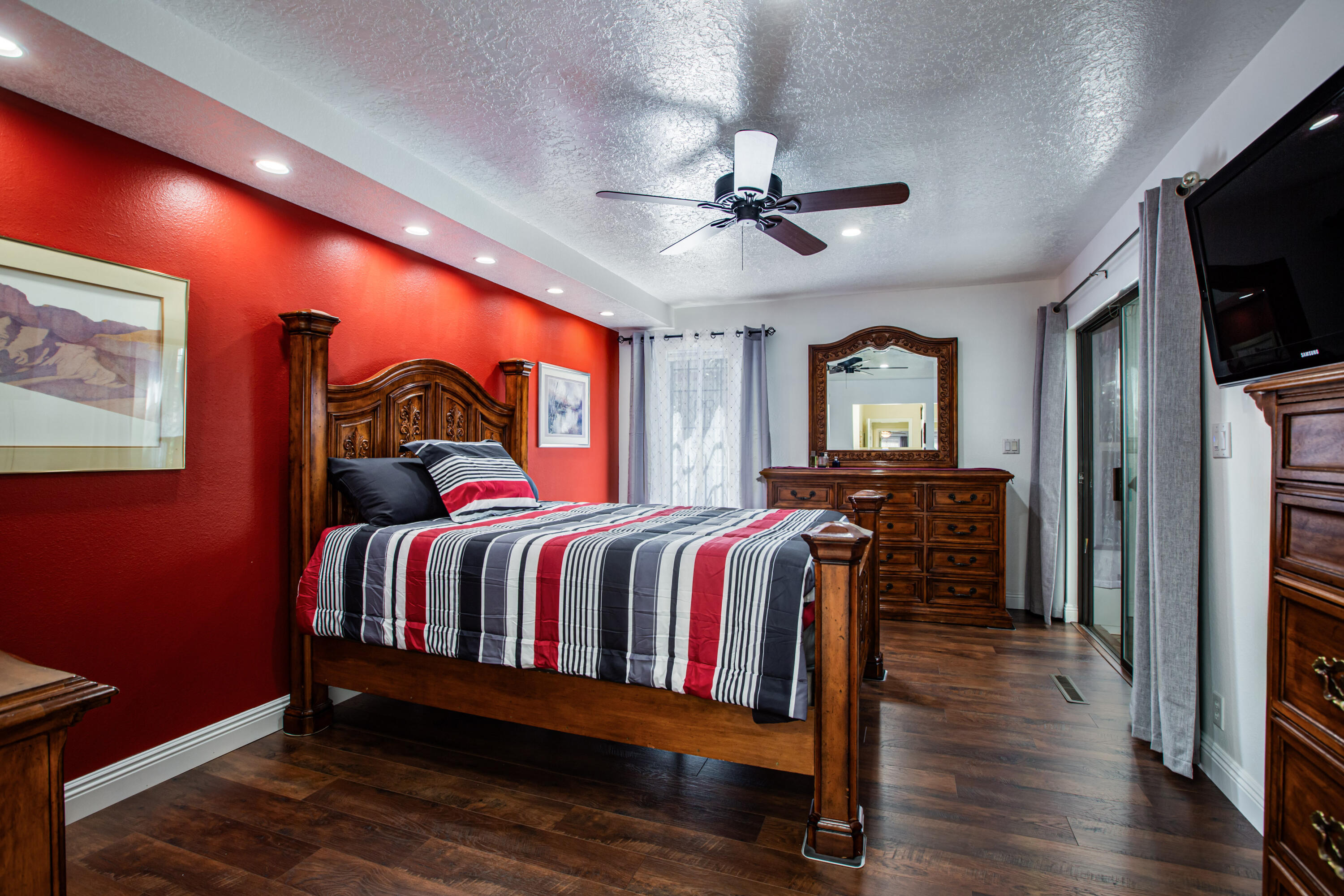 Photo 2 — 6930 Arvilla Place NE