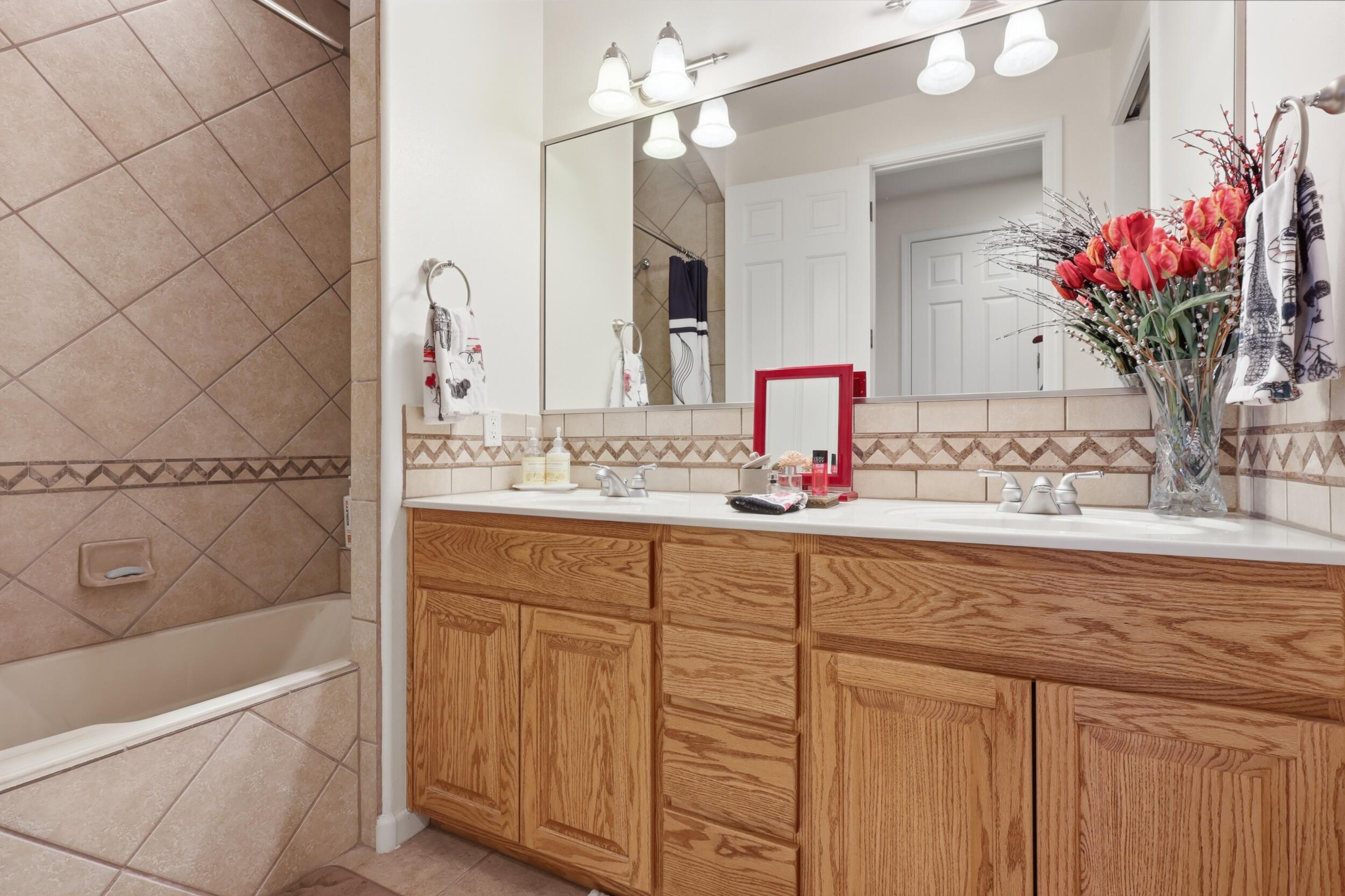 Photo 16 — 921 Pinzon Street NW