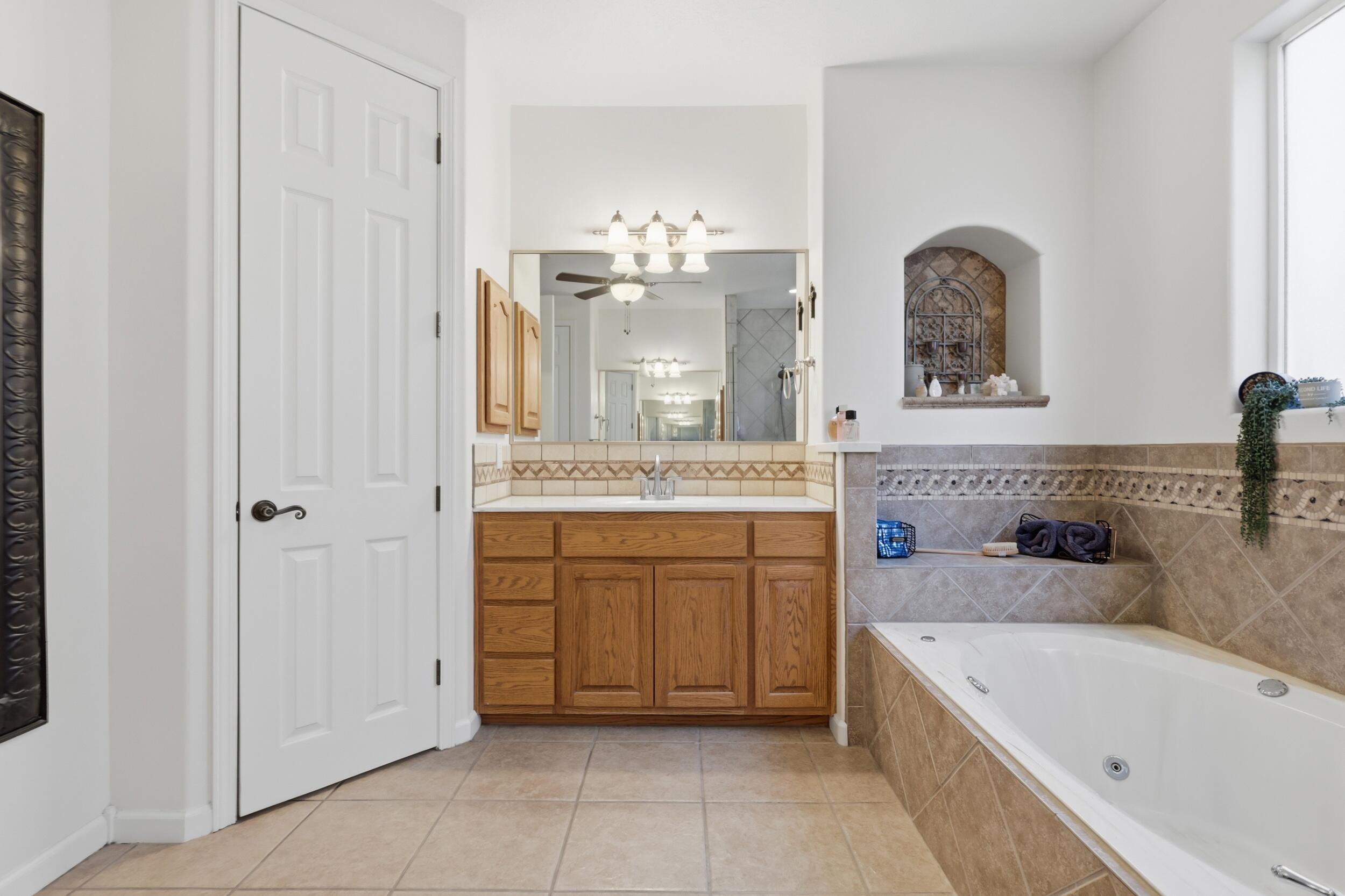 Photo 9 — 921 Pinzon Street NW