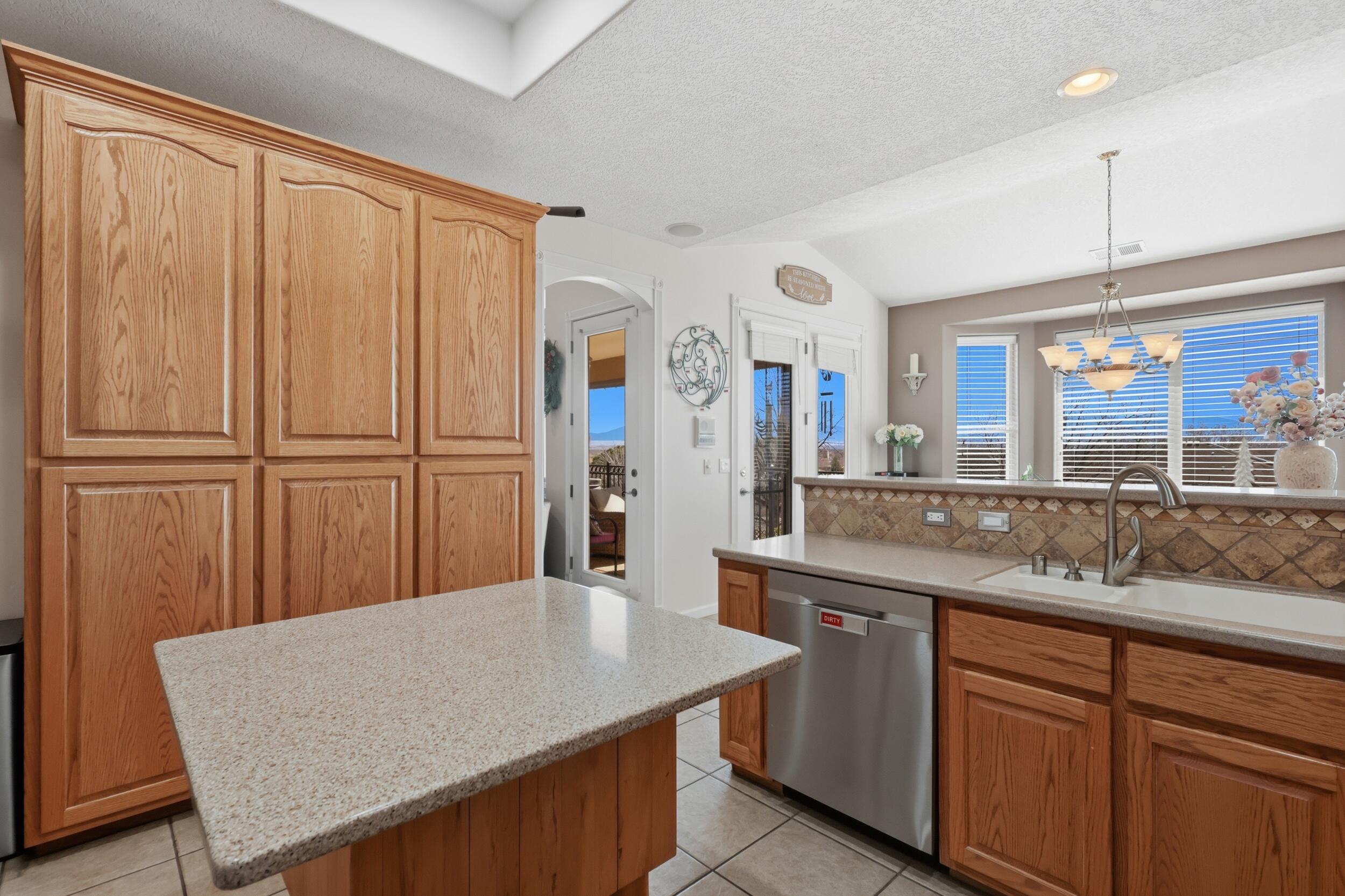 Photo 2 — 921 Pinzon Street NW