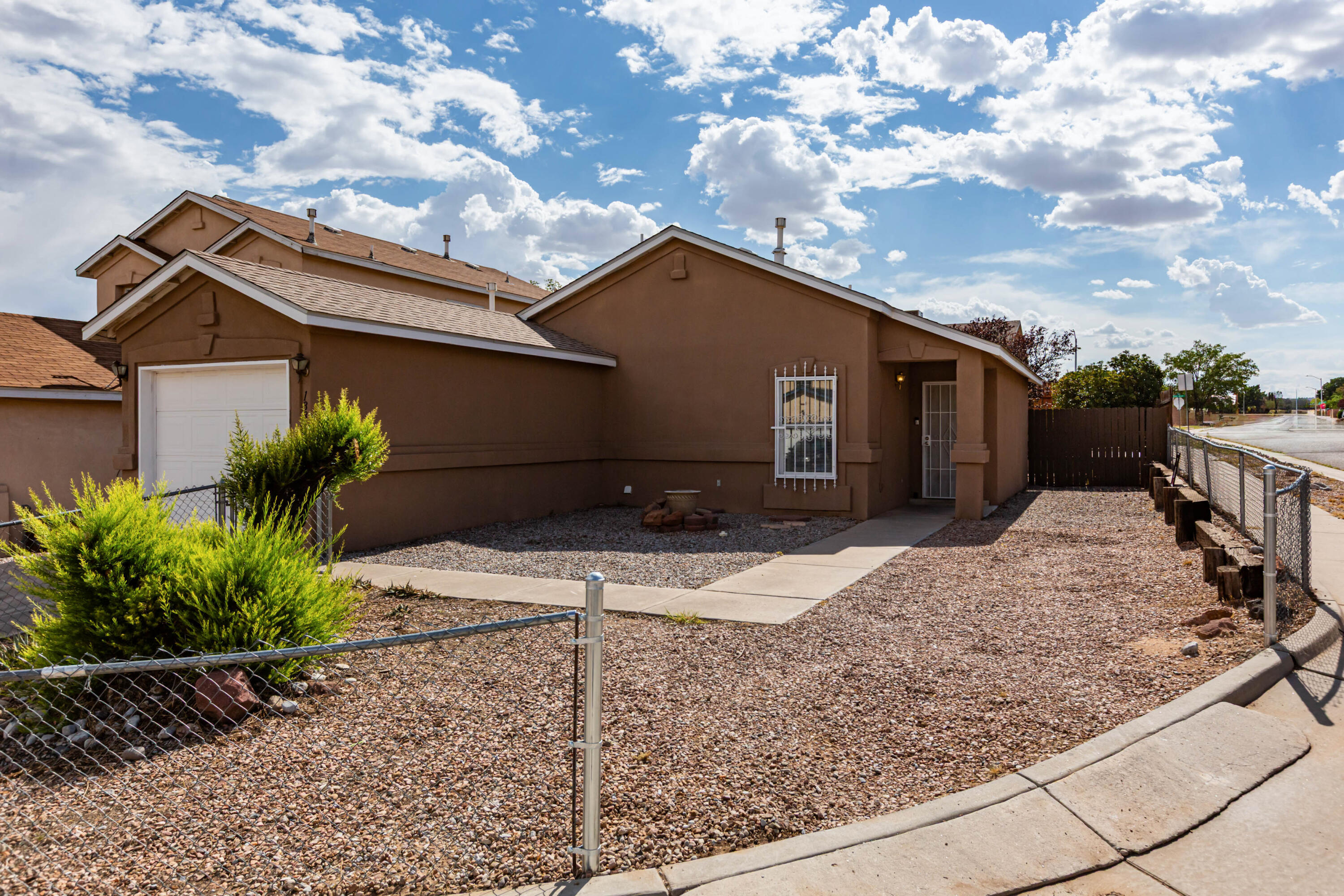 1335 Ojo Sarco Street SW, Albuquerque, NM 87121