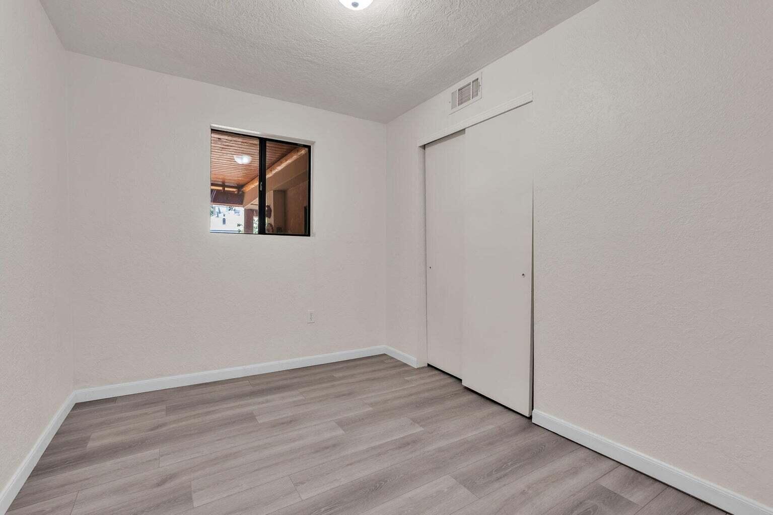 Photo 11 — 865 Arthur Drive SW