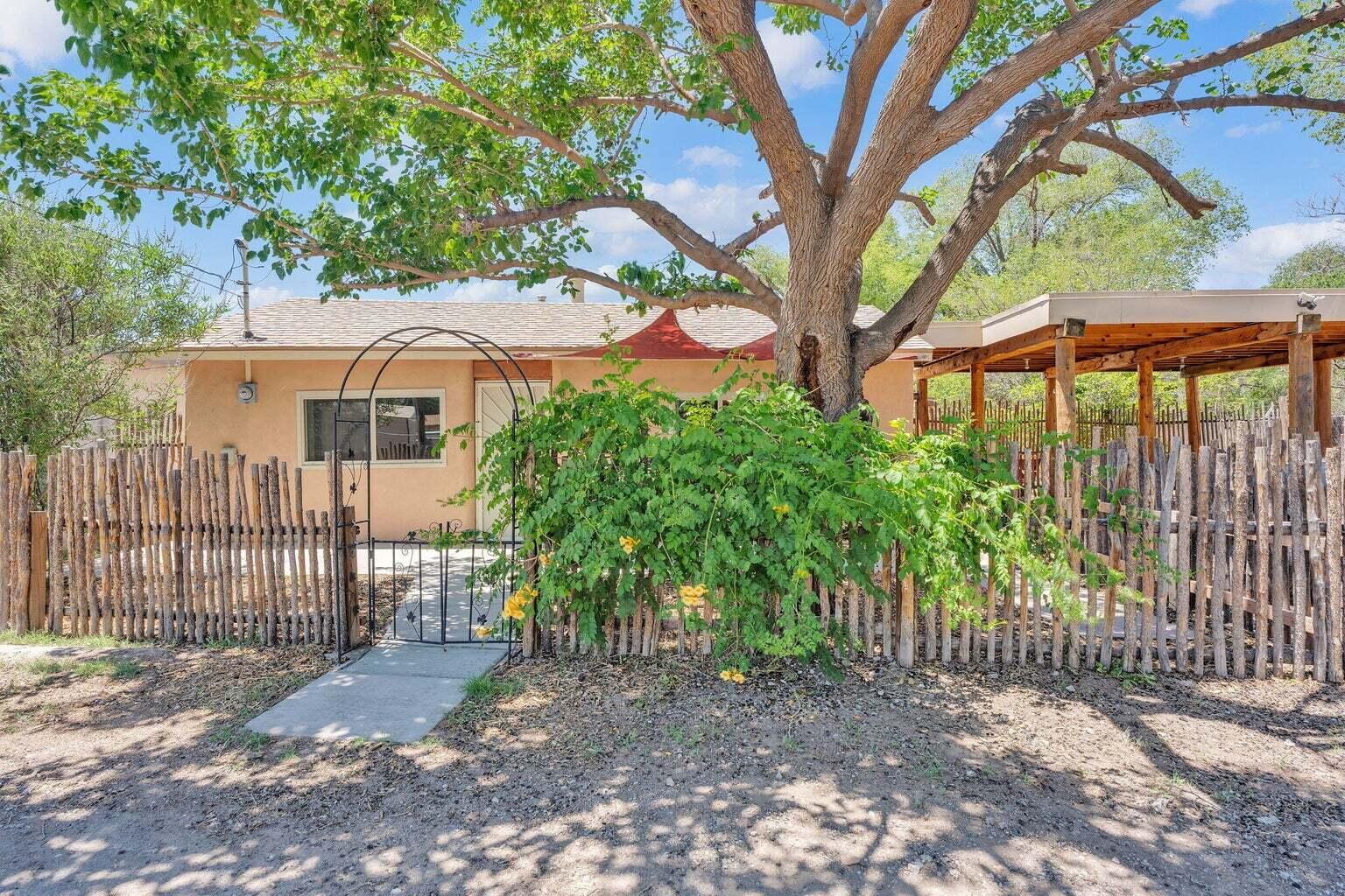 Photo 2 — 865 Arthur Drive SW