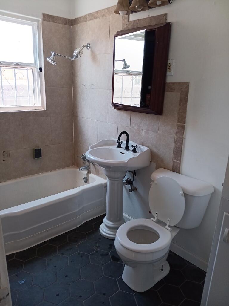 Photo 4 — 230 Espanola Street NE