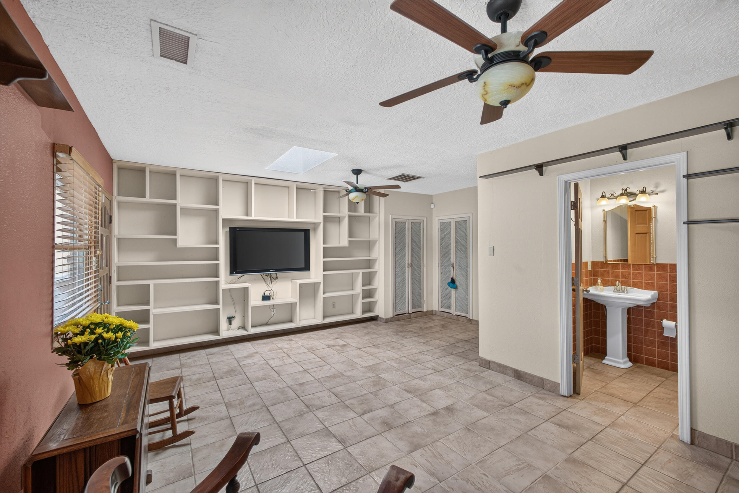 Photo 2 — 1207 Claire Court NW