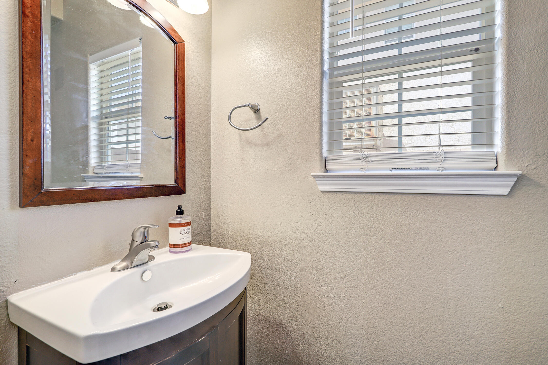 Photo 6 — 7516 Peregrine Road NE