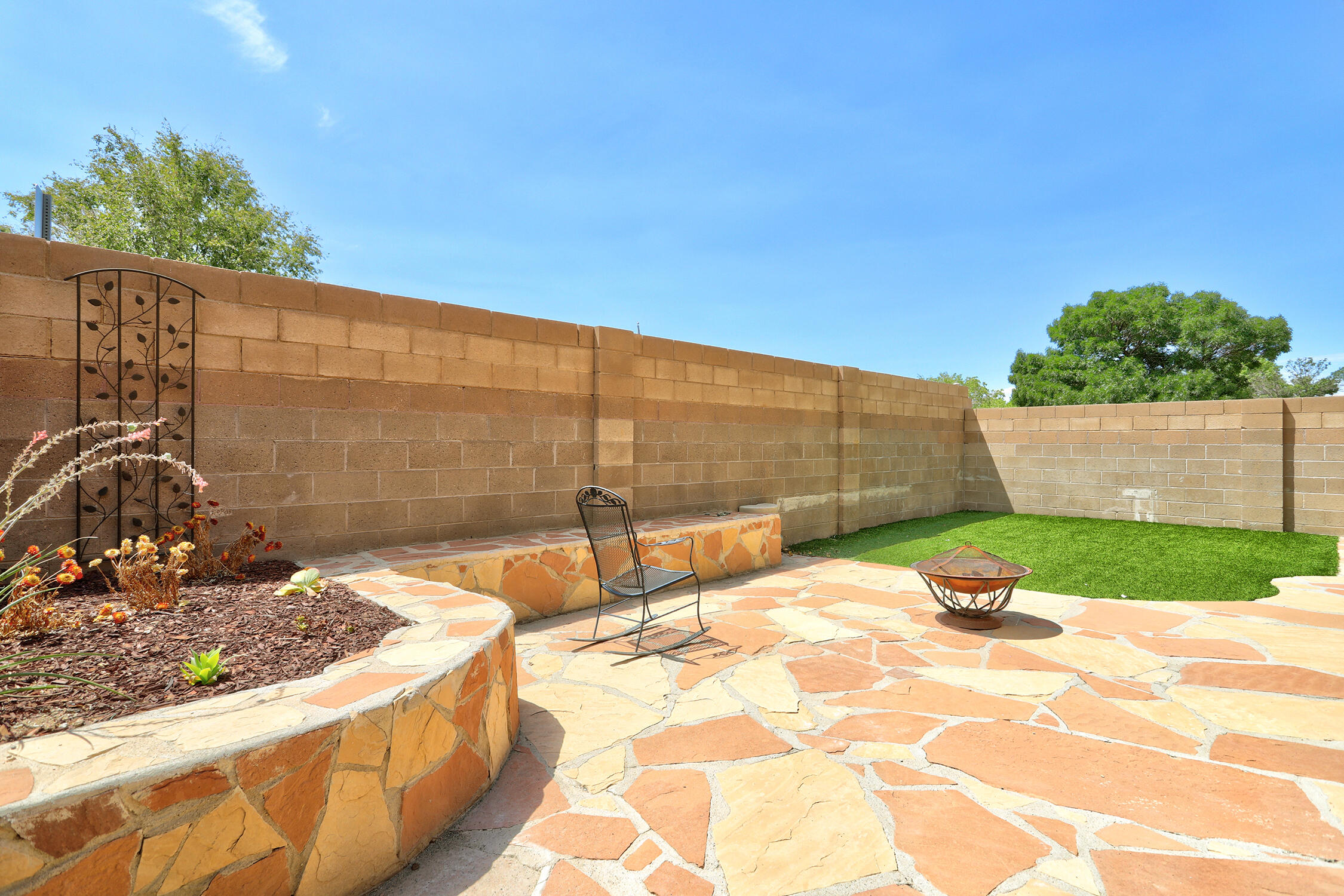 Photo 5 — 7516 Peregrine Road NE