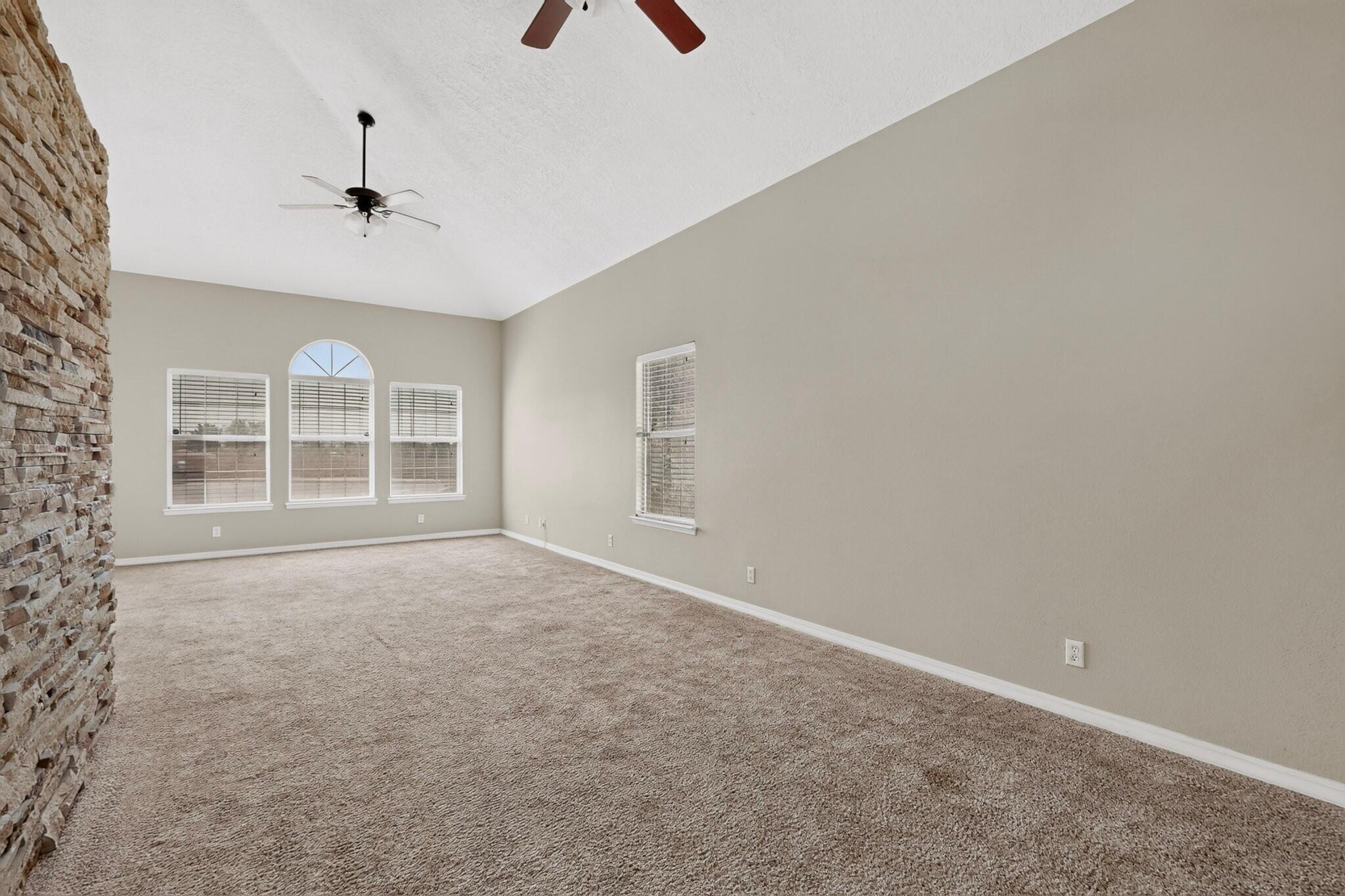 Photo 5 — 4017 Saint Andrews Drive SE