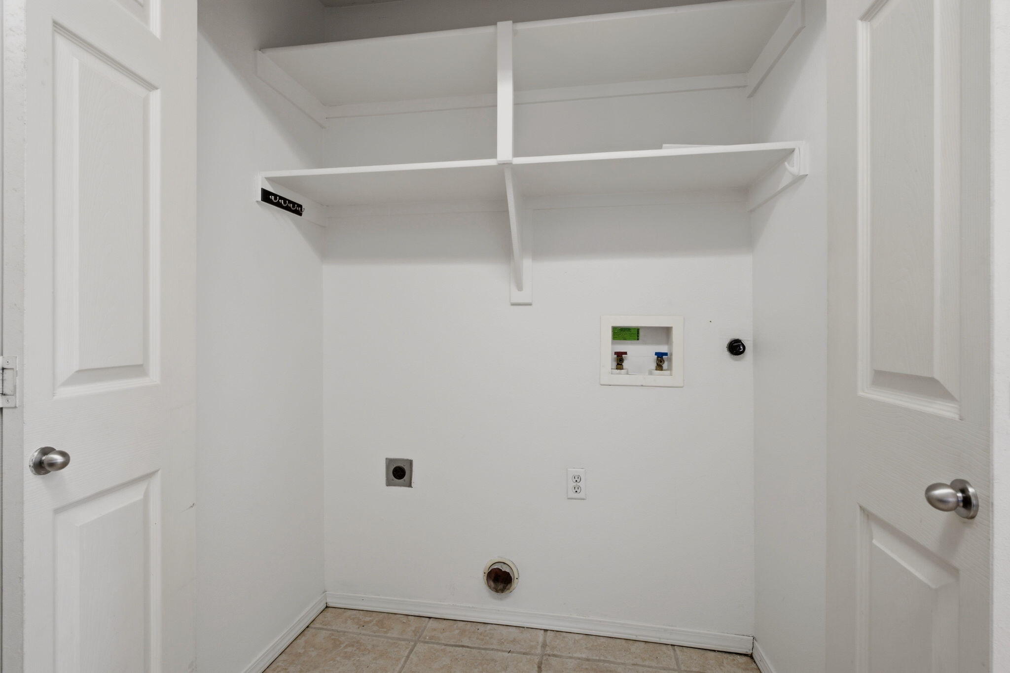 Photo 11 — 9329 Shoshone Road NE