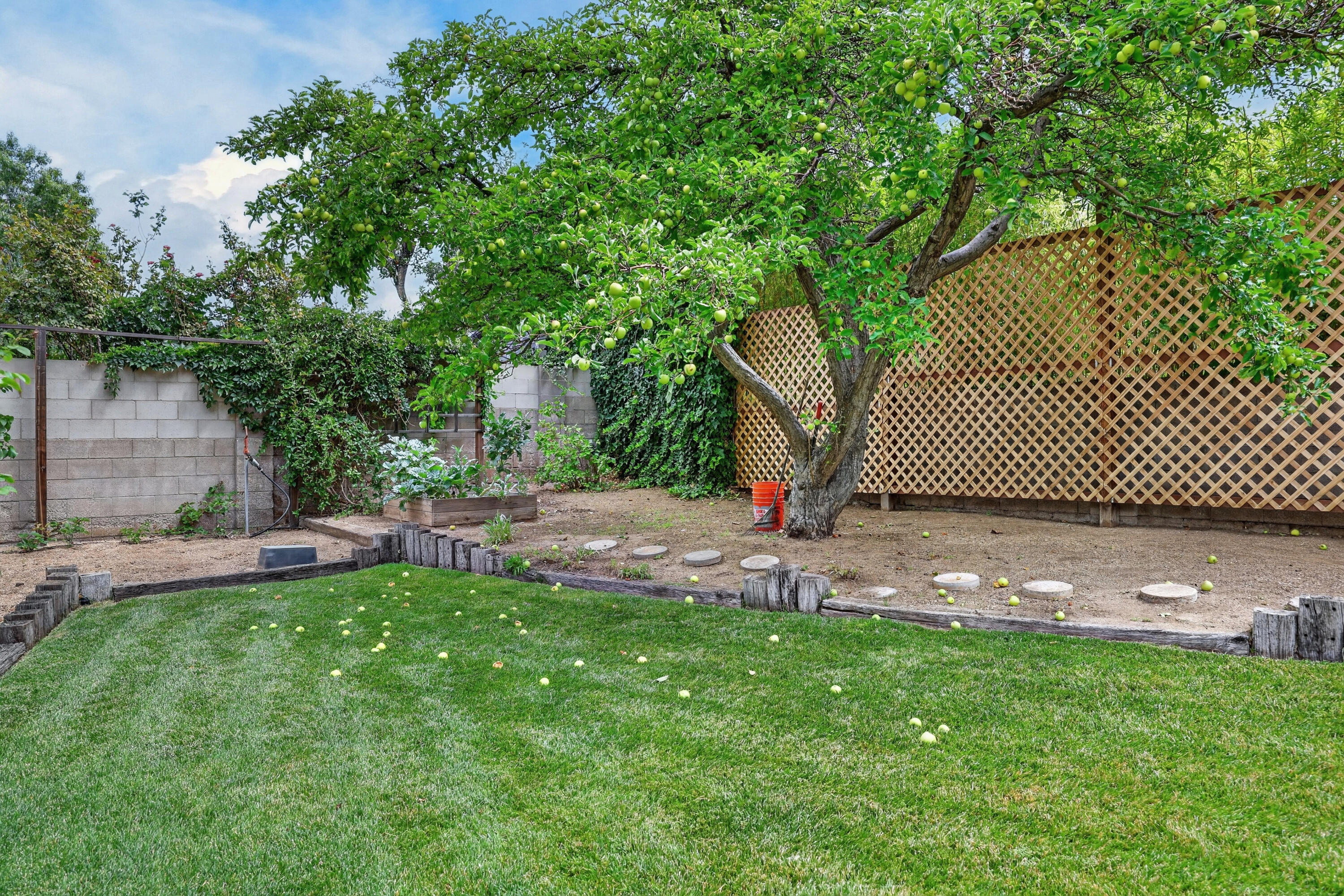 Photo 11 — 4712 Oahu Drive NE