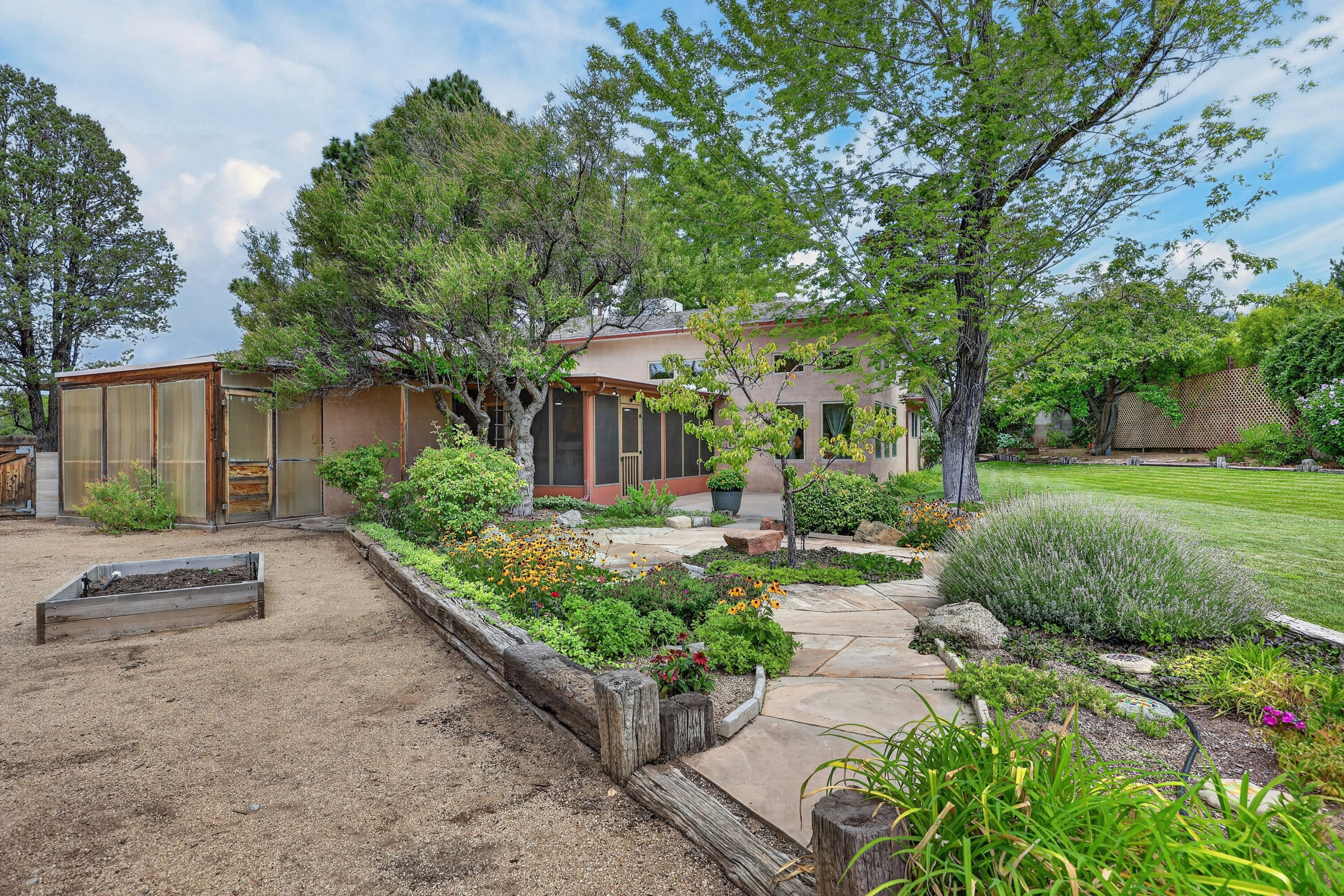 Photo 3 — 4712 Oahu Drive NE