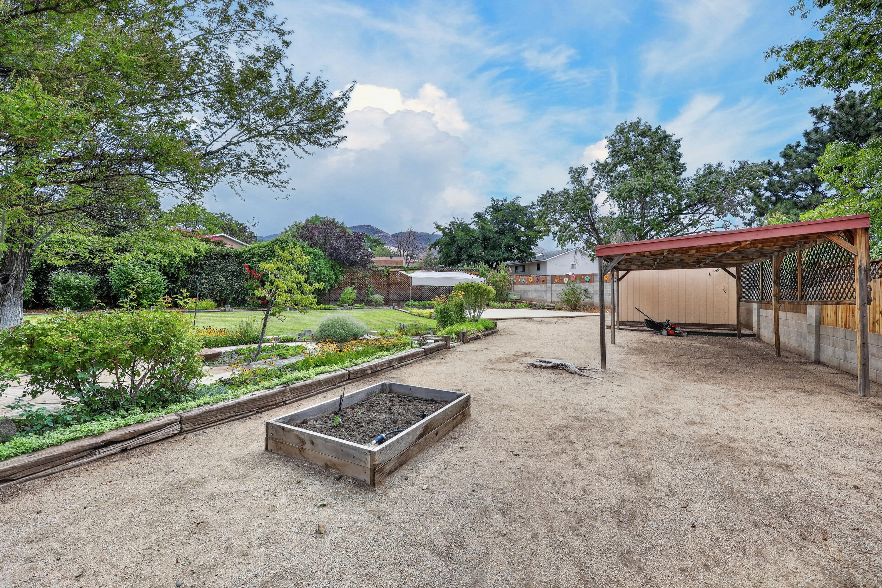 Photo 2 — 4712 Oahu Drive NE