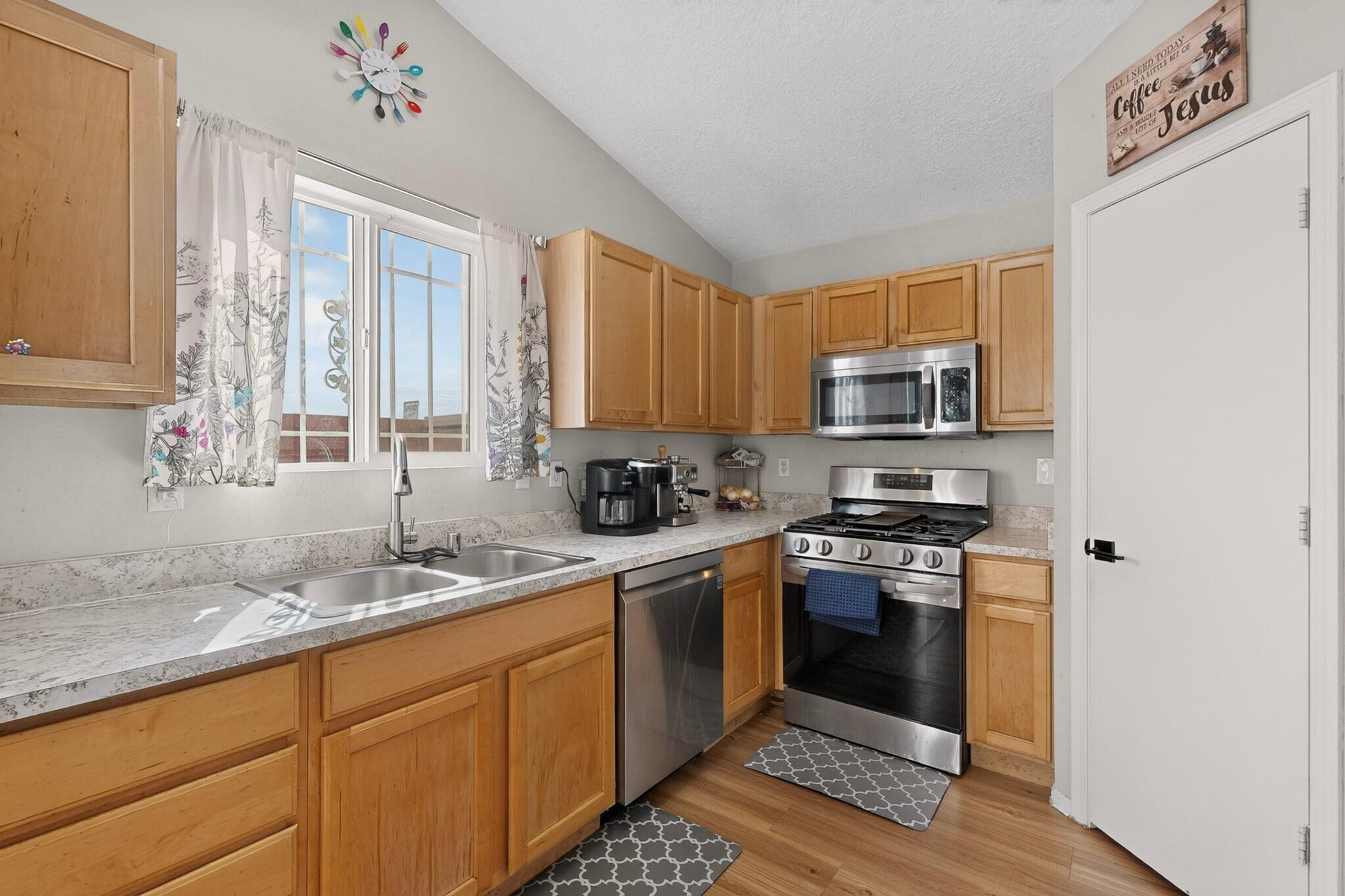 Photo 9 — 512 Leeward Drive NW