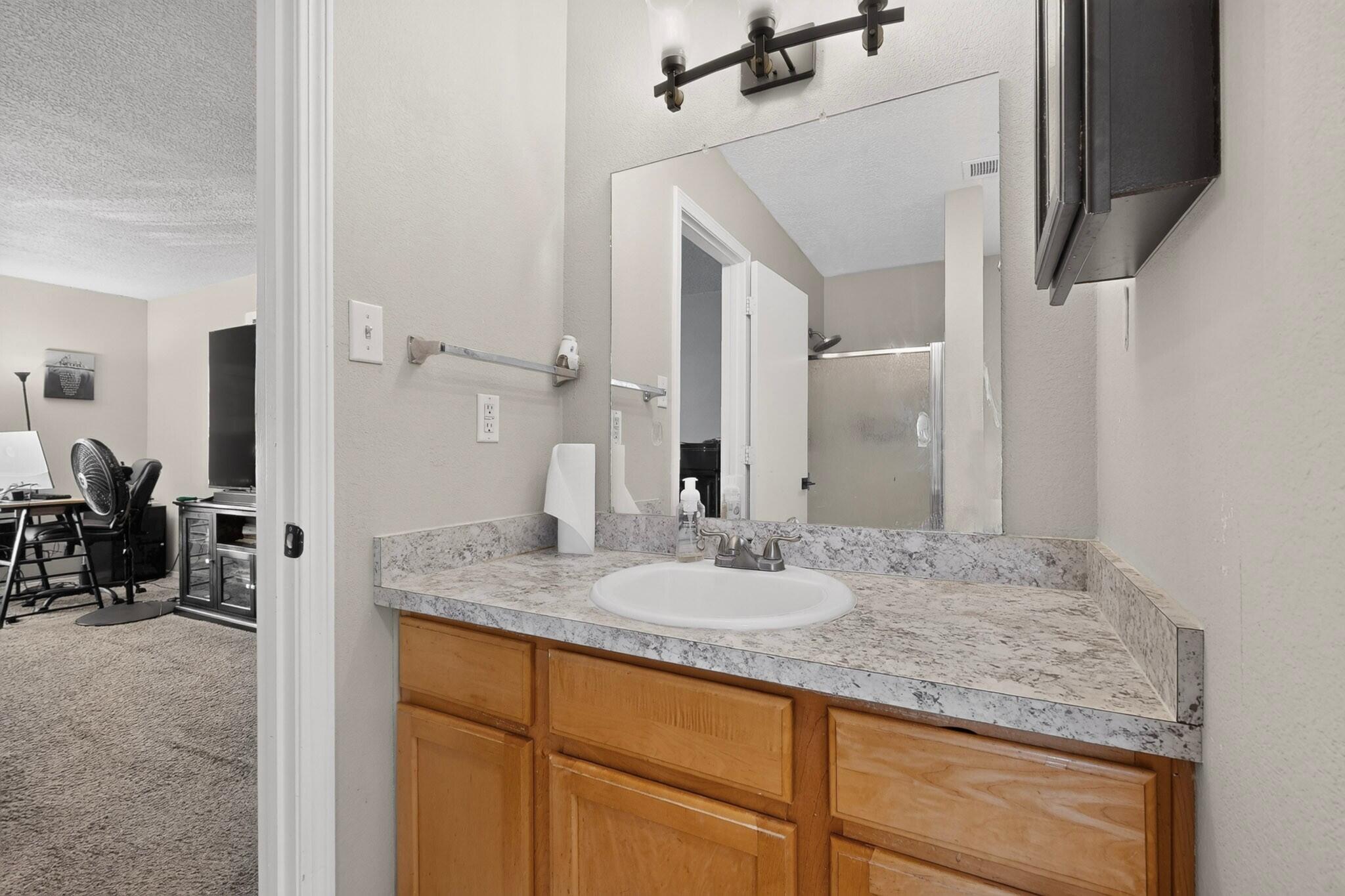 Photo 17 — 512 Leeward Drive NW