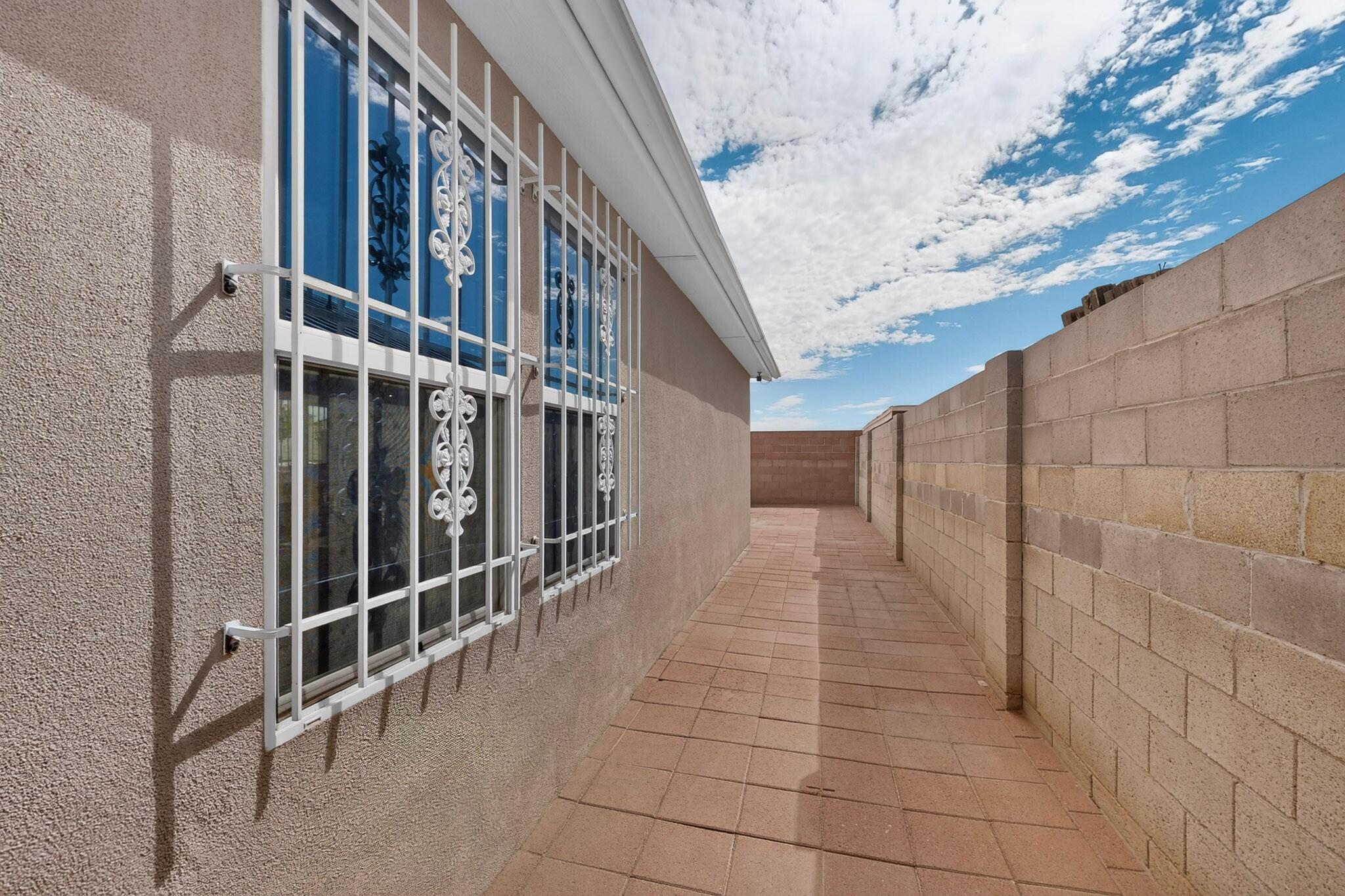 Photo 2 — 512 Leeward Drive NW