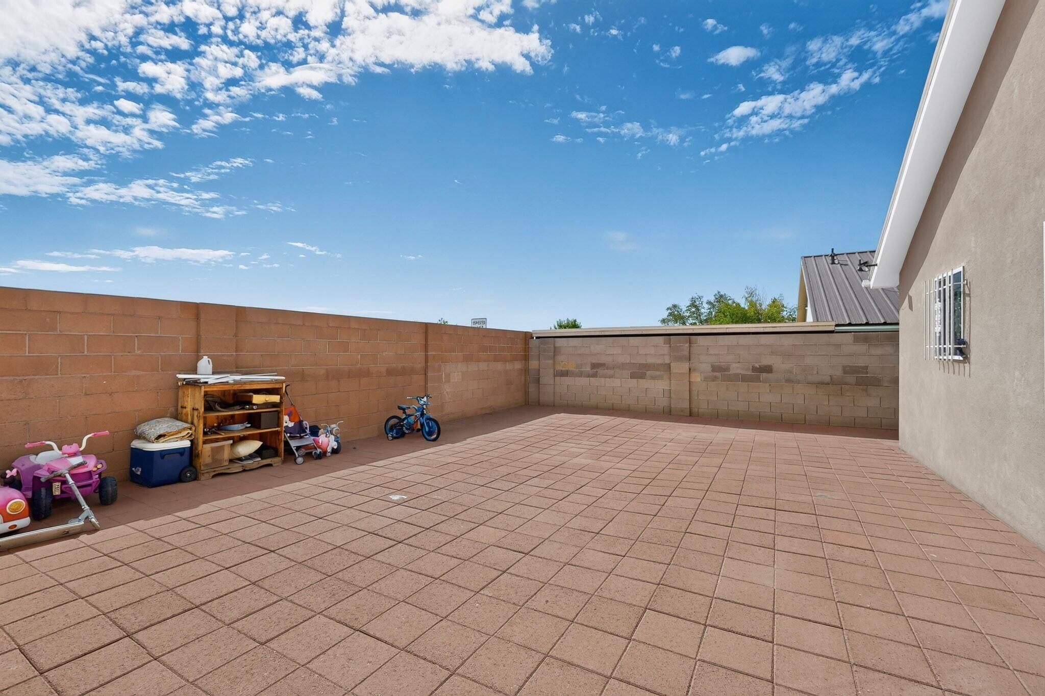 Photo 4 — 512 Leeward Drive NW