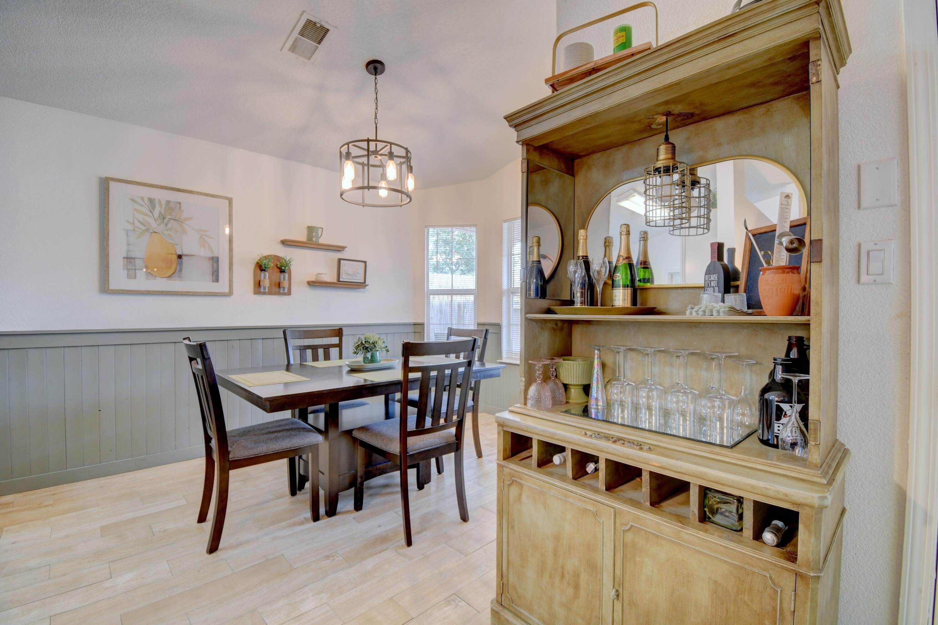 Photo 4 — 7115 Porlamar Road NW