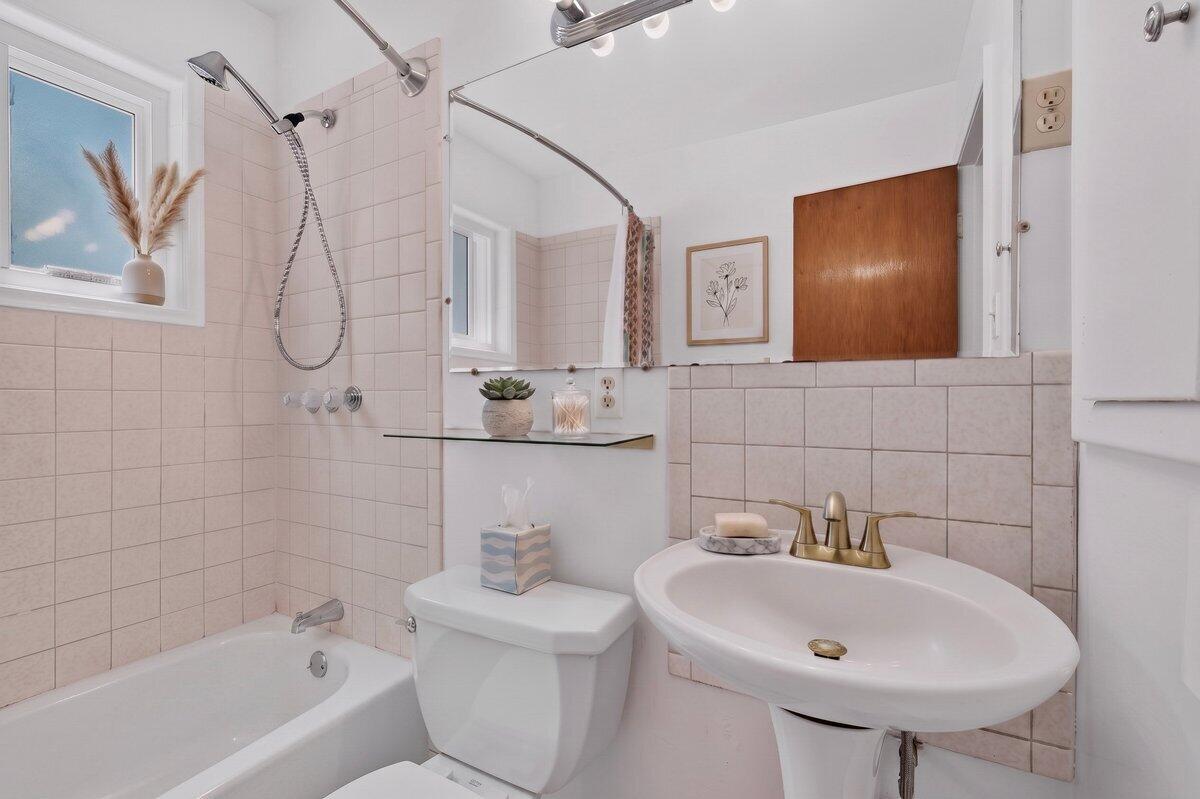 Photo 10 — 11604 Rosemont Avenue NE