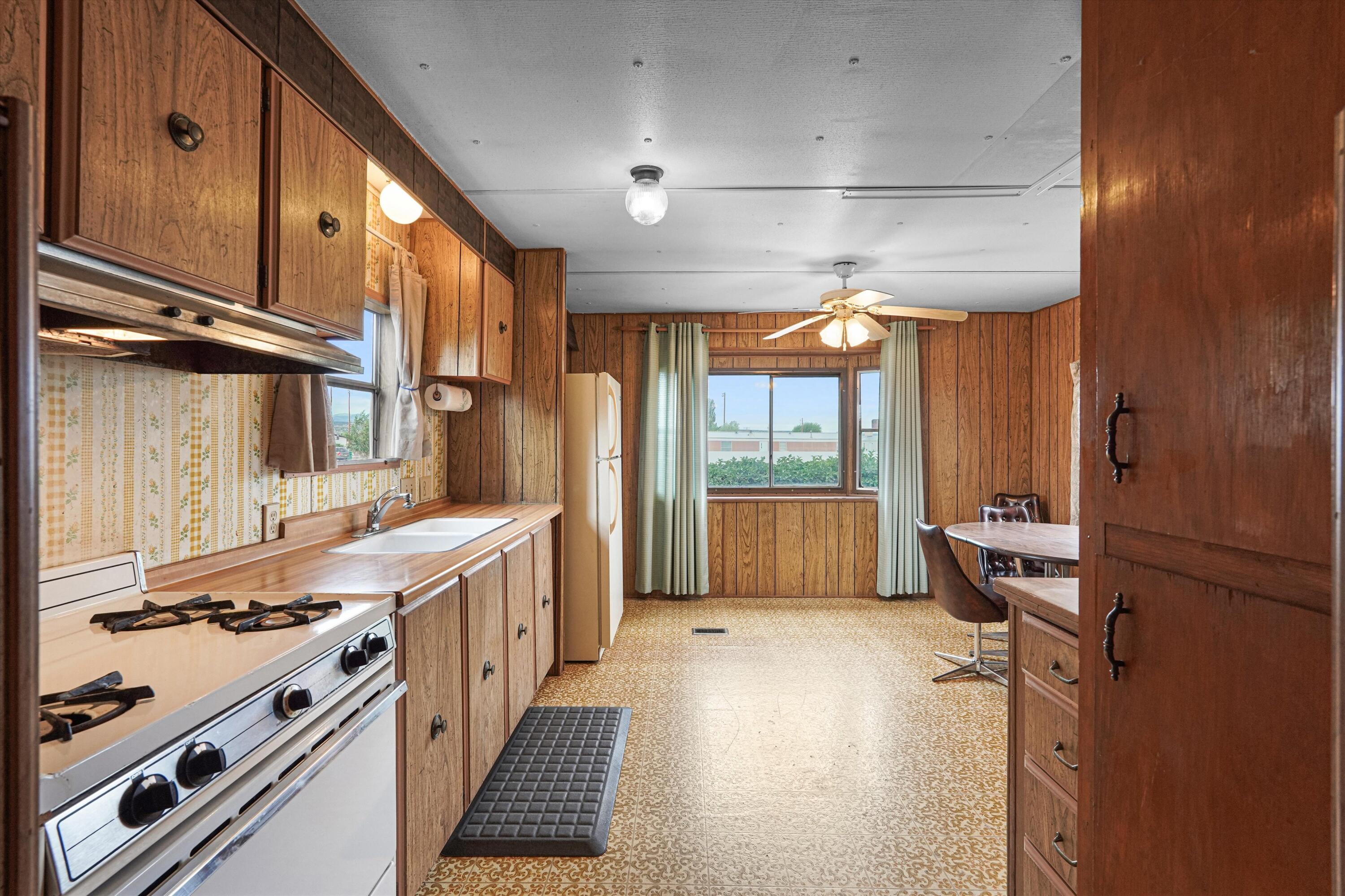 Photo 12 — 712 Laurie Lee Court