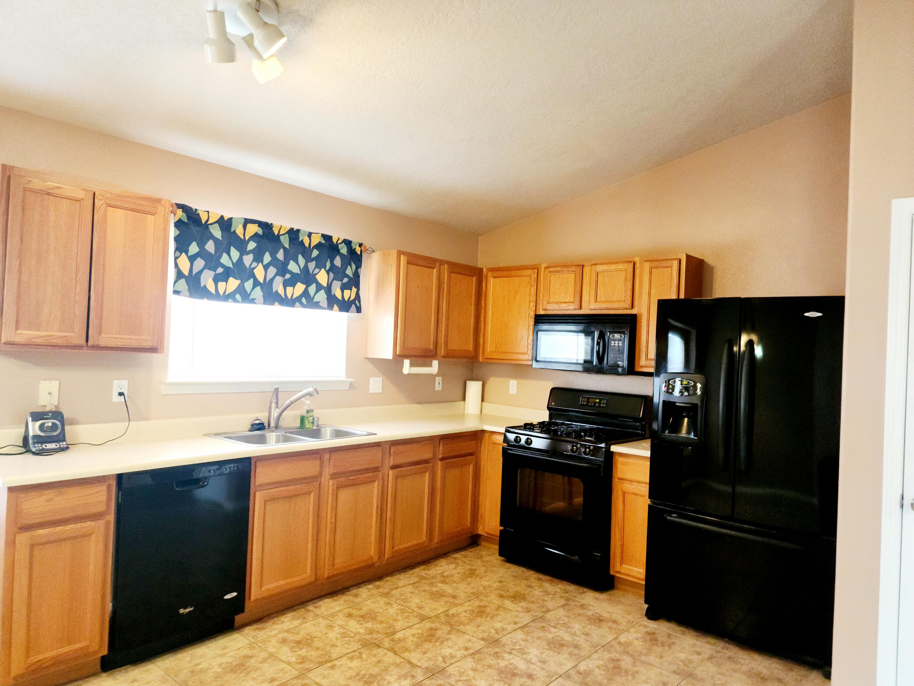 Photo 3 — 764 Terracotta Place SW