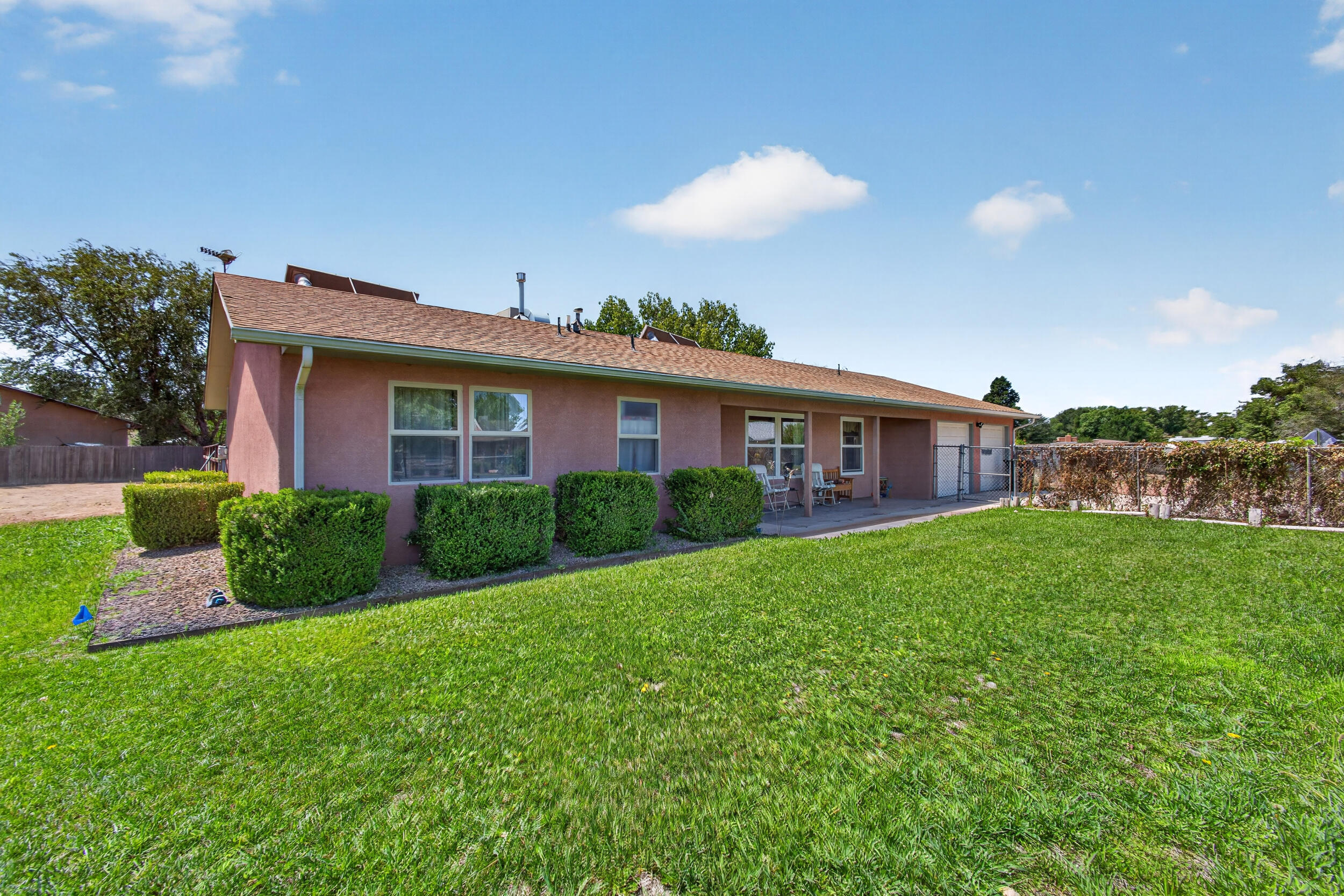 2050 Murray Loop, Bosque Farms, NM 87068