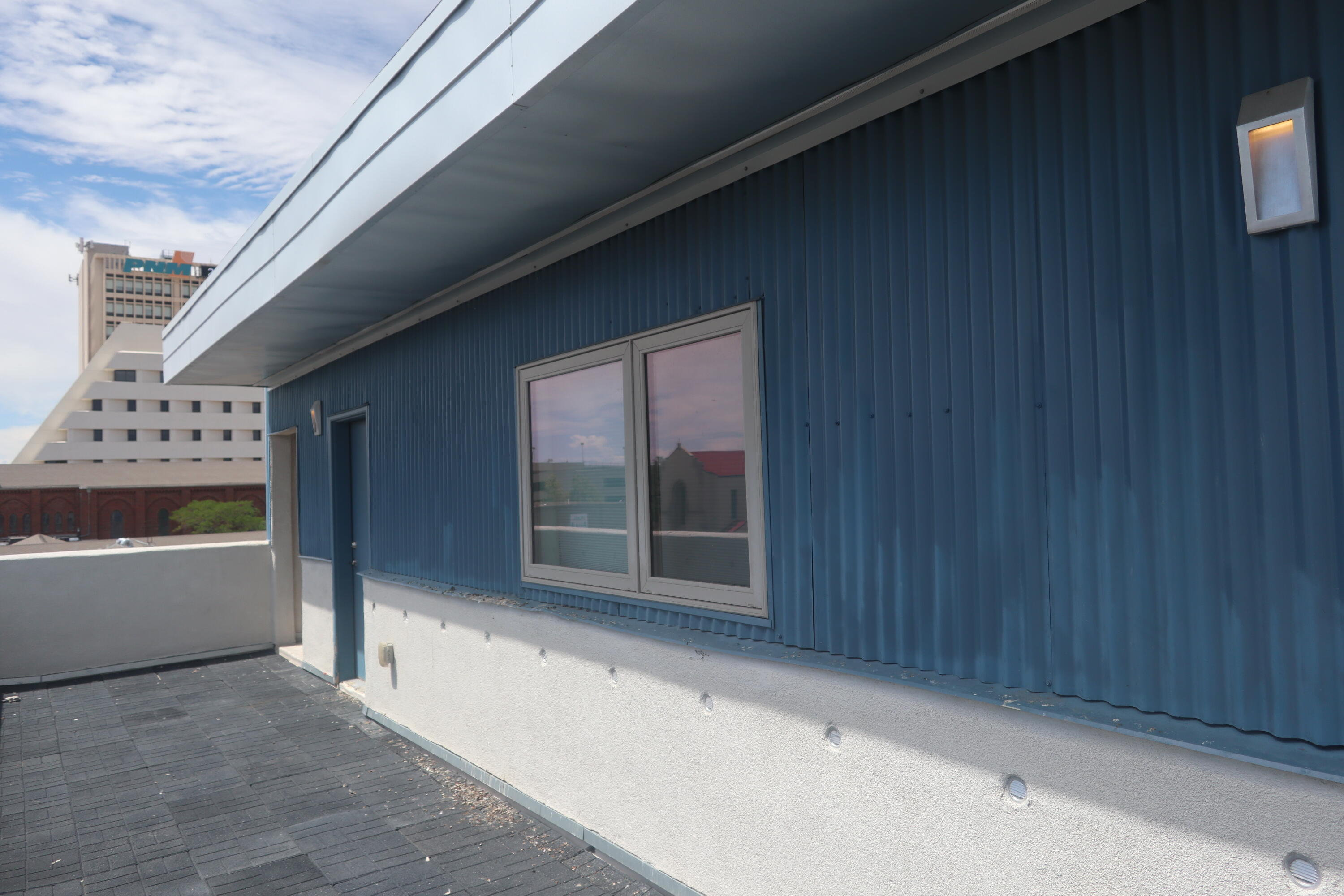 Photo 10 — 327 Platinum Street SW