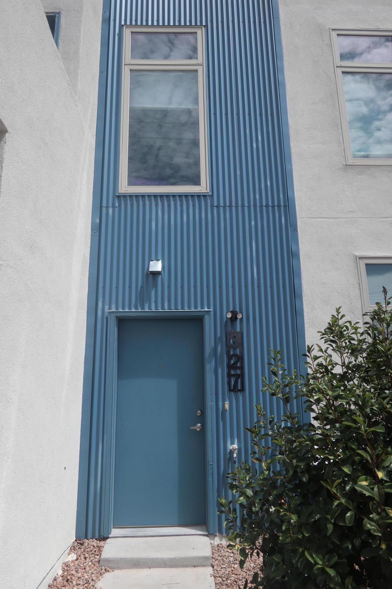 Photo 2 — 327 Platinum Street SW
