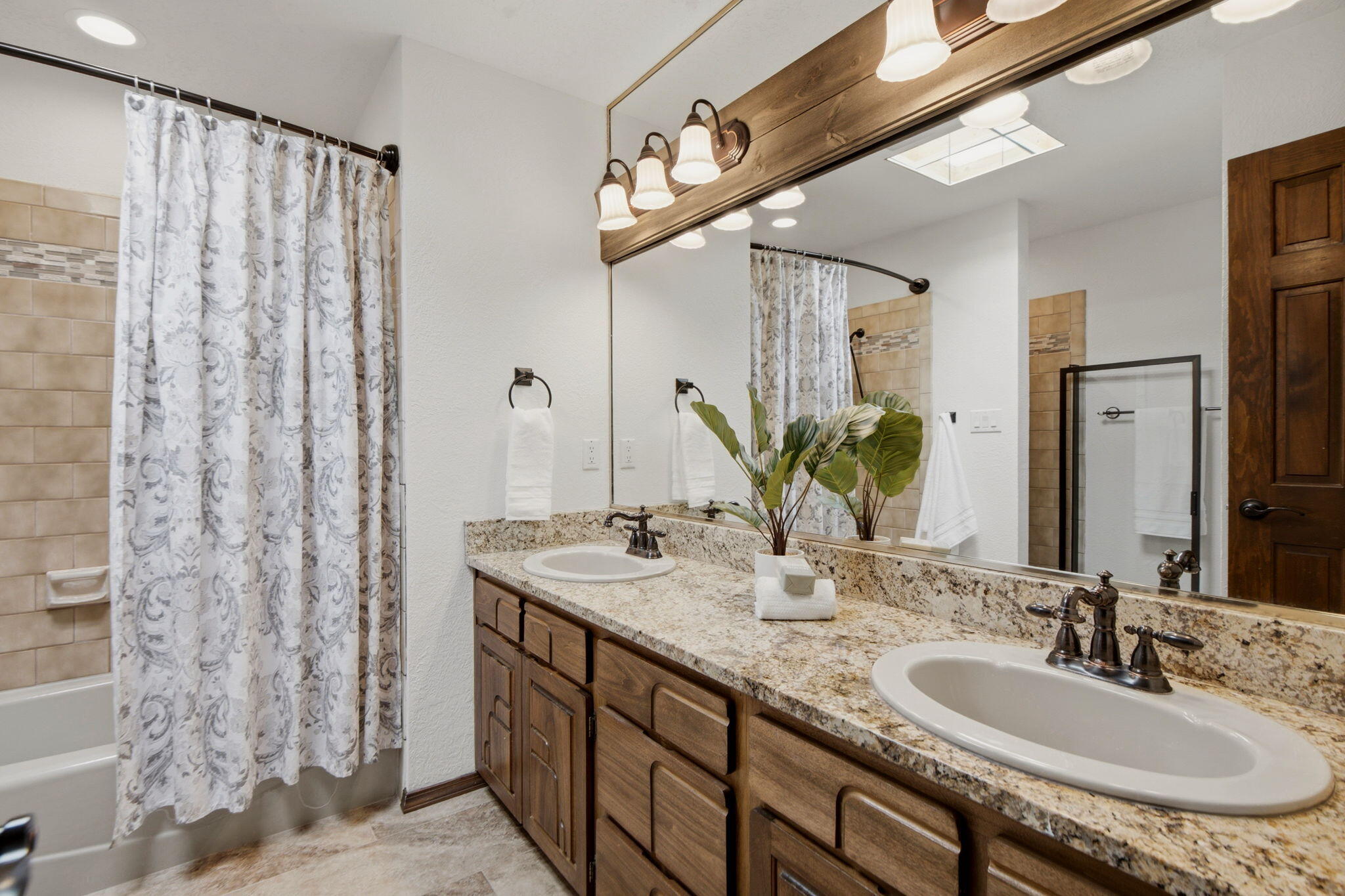 Photo 9 — 12925 Manitoba Drive NE
