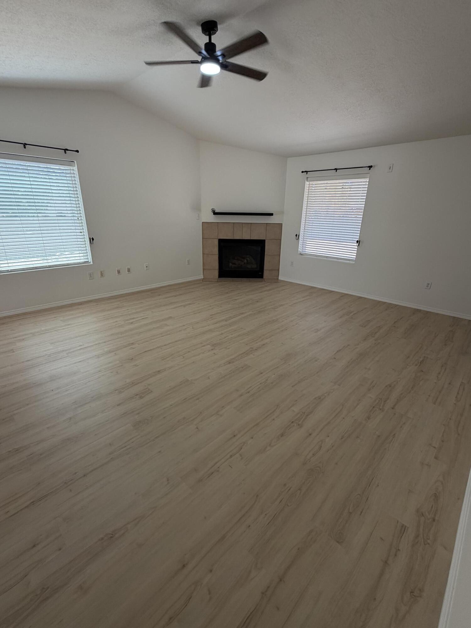 Photo 2 — 515 Deschutes Street SE