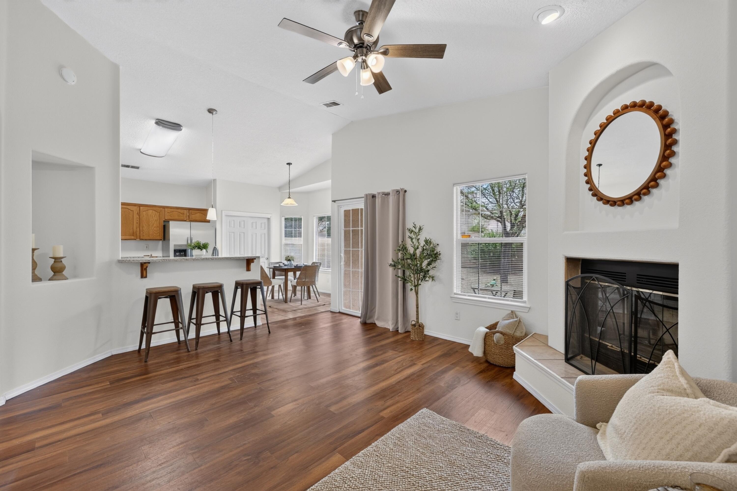 Photo 2 — 7228 Boxwood Avenue NE