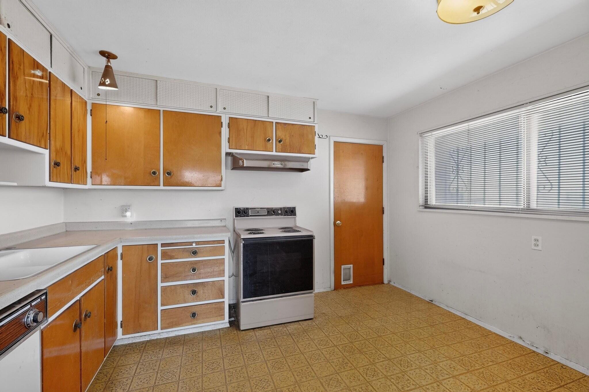 Photo 13 — 236 Conchas Street NE