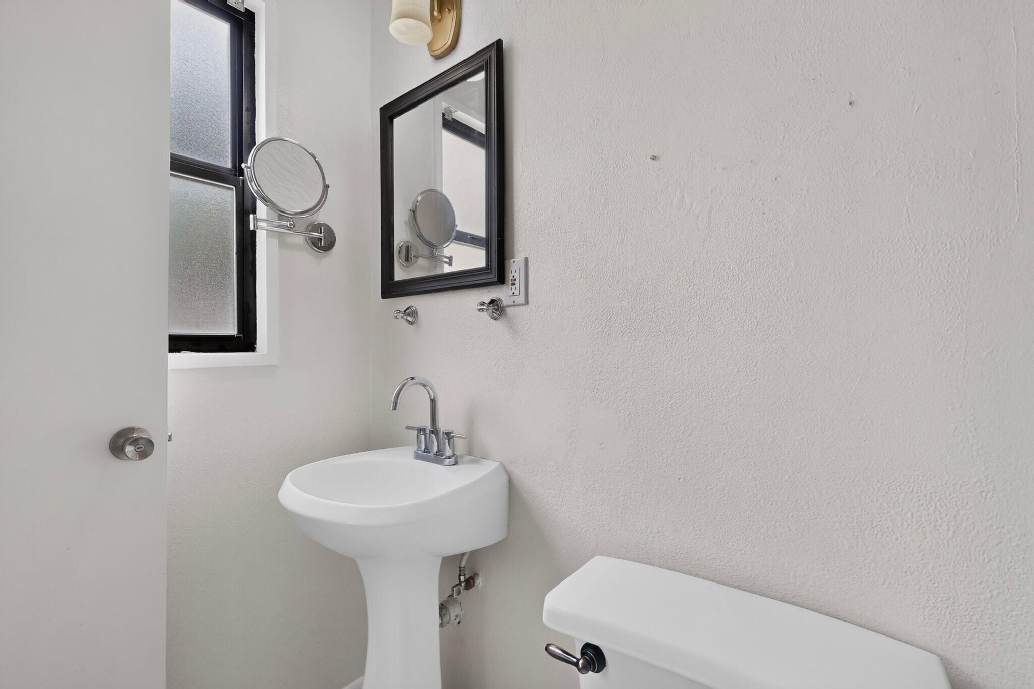 Photo 6 — 1601 Hendola Drive NE