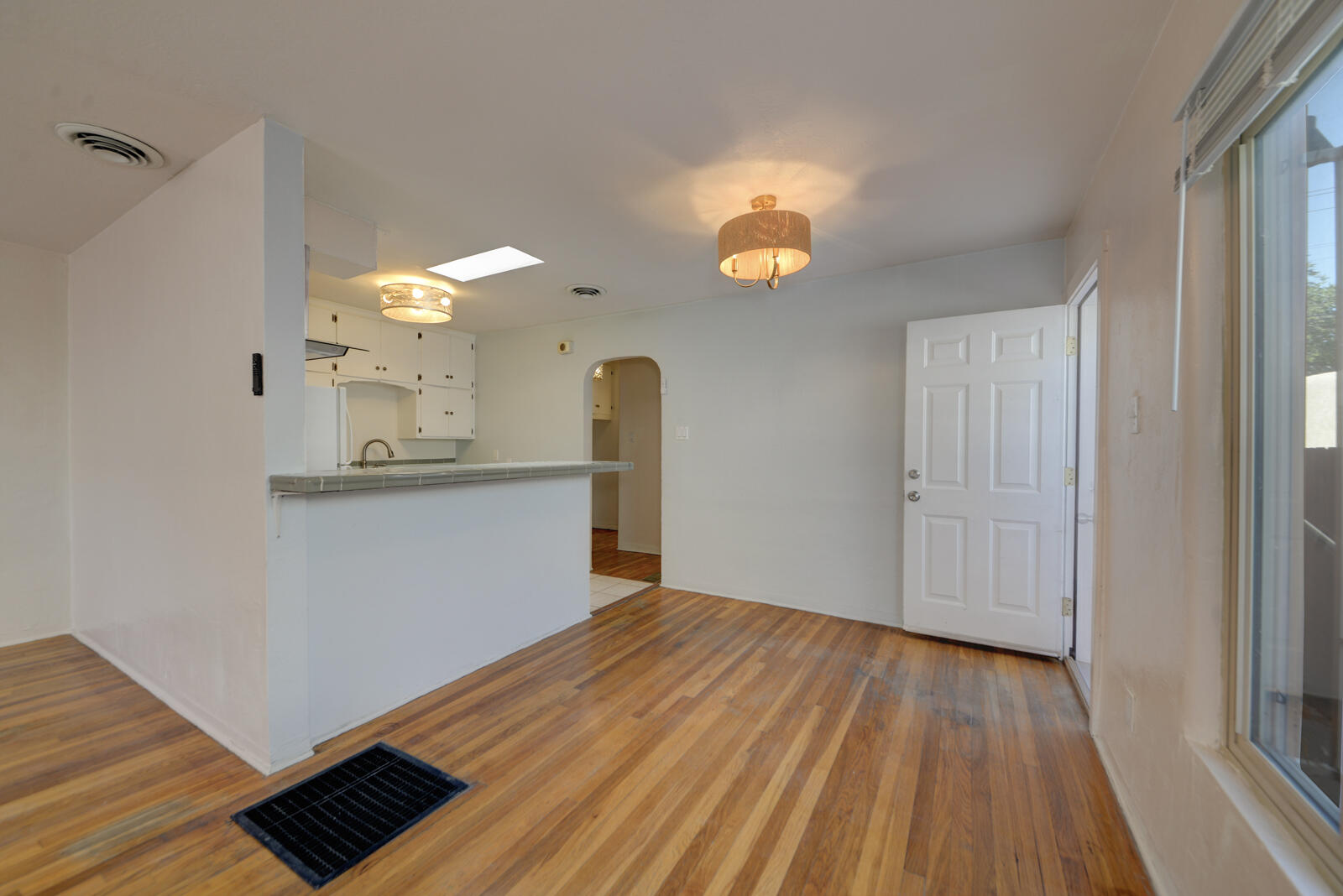 Photo 17 — 1216 Coal Avenue SW