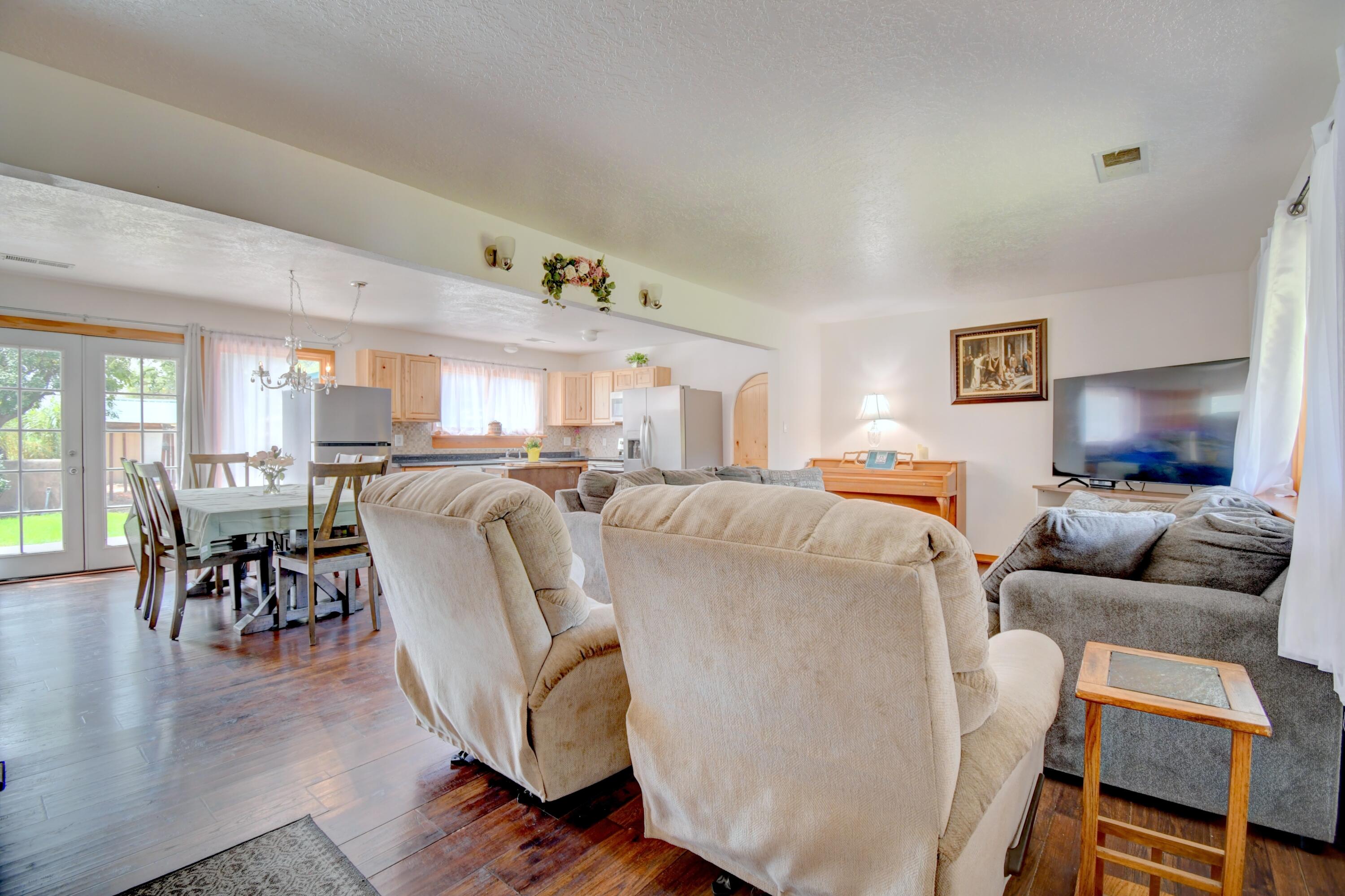 Photo 10 — 635 Esperanza Drive