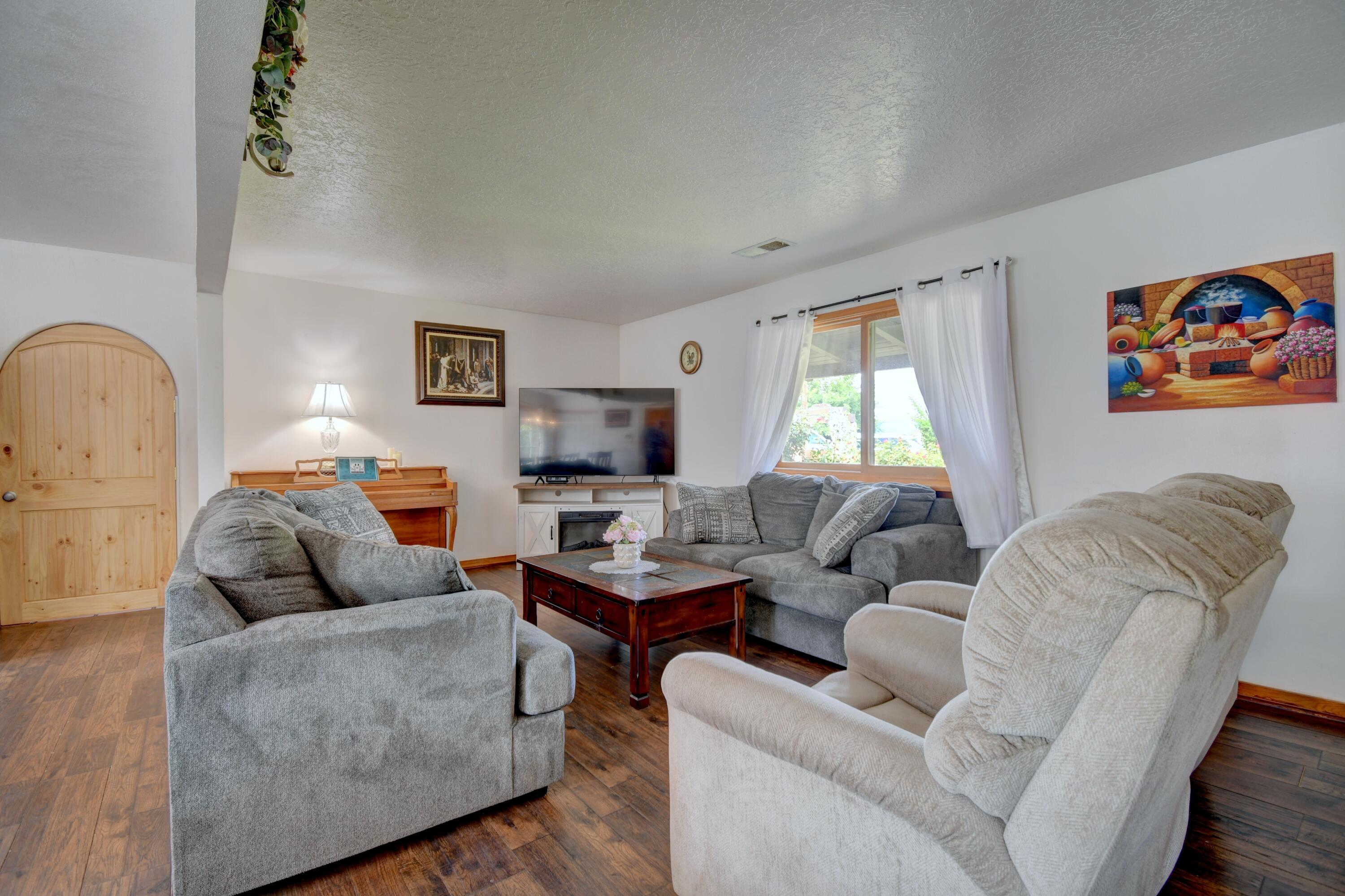 Photo 18 — 635 Esperanza Drive
