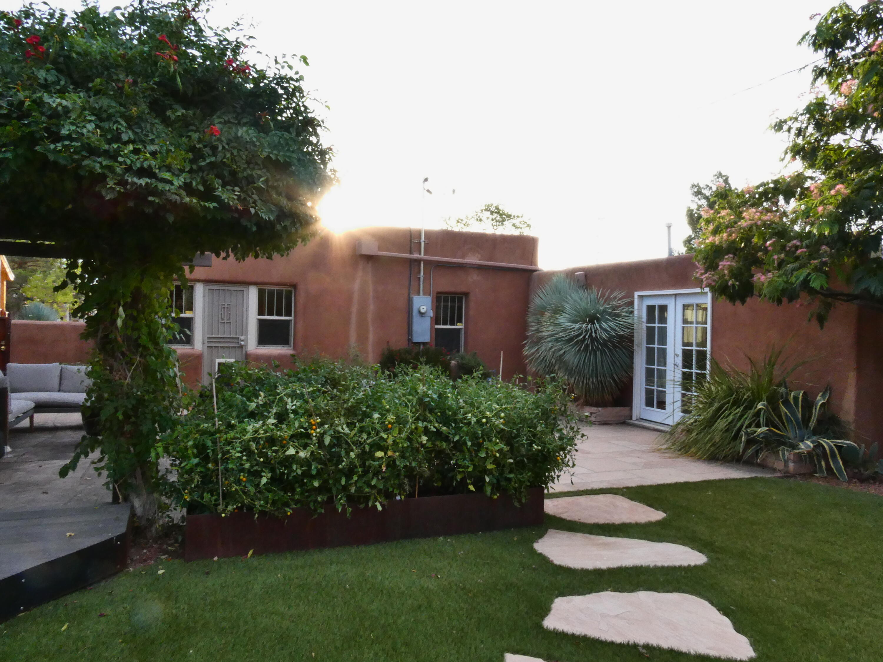 Photo 2 — 308 Dartmouth Drive SE