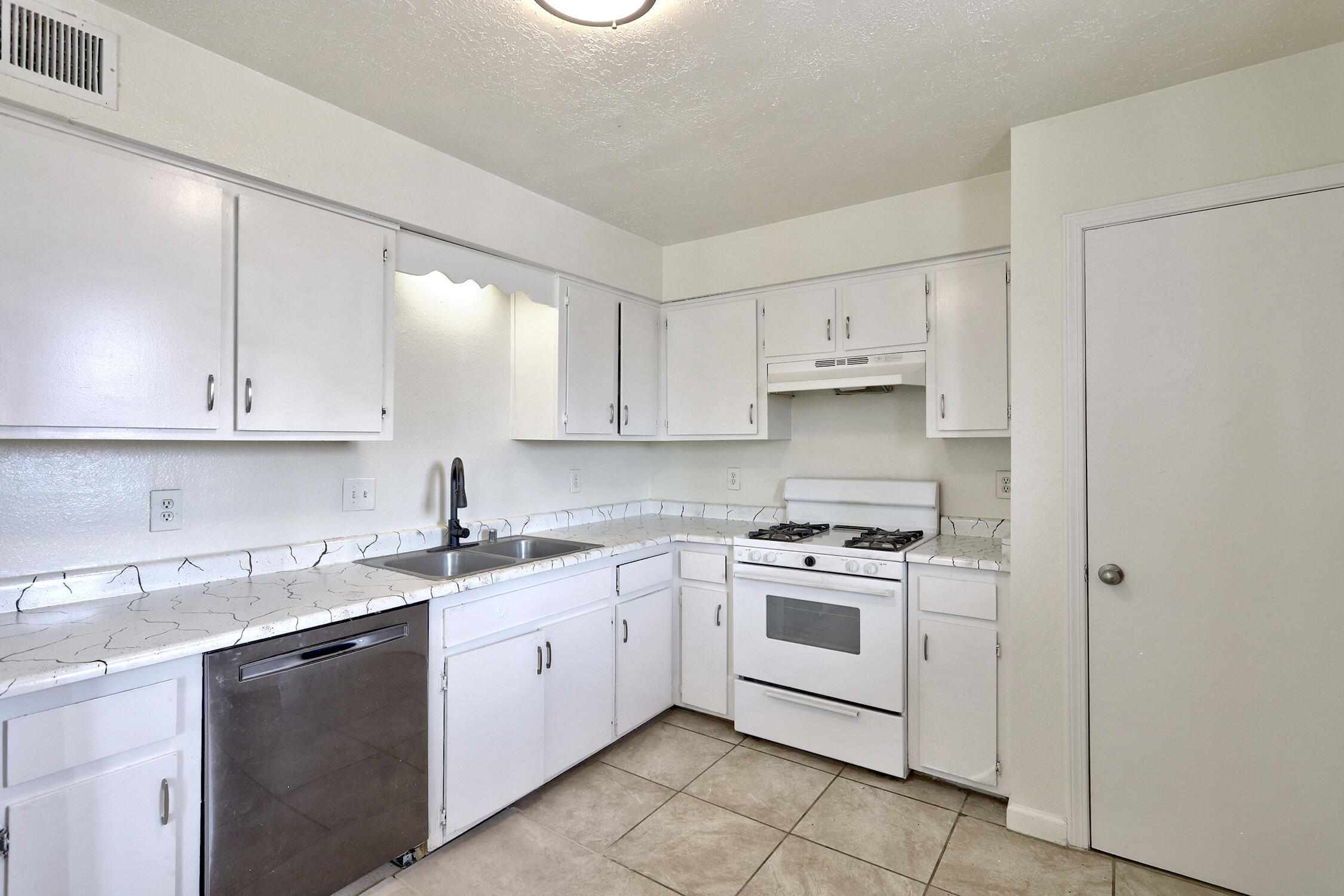 Photo 18 — 95 Eventide Road SE