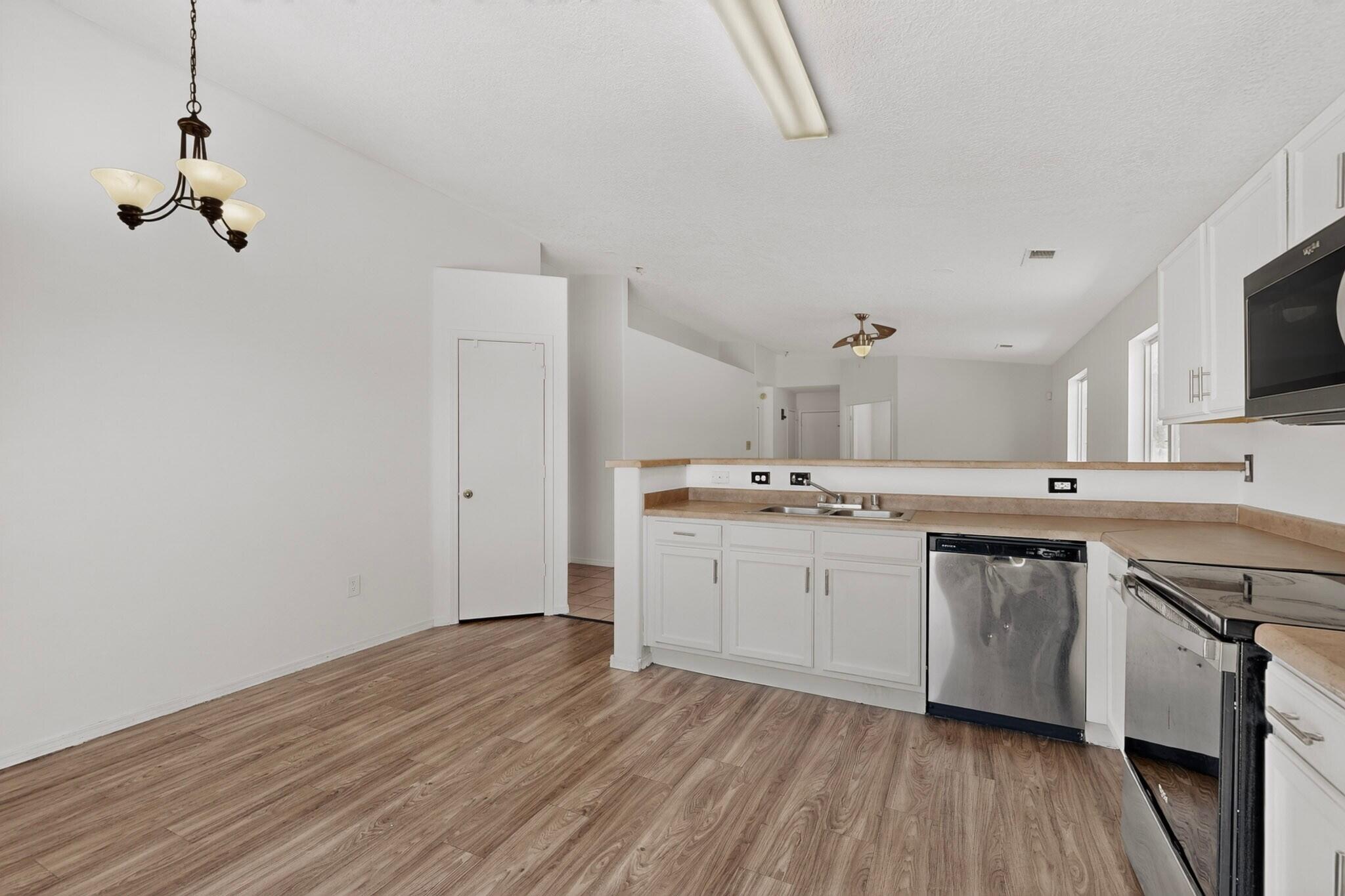 Photo 8 — 928 Tanager Drive SW