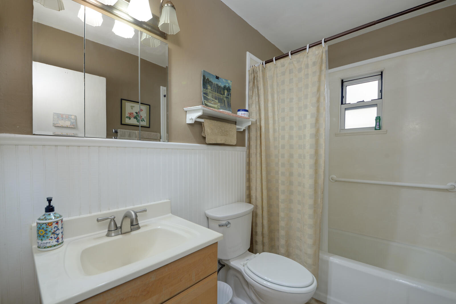 Photo 10 — 329 Montclaire Drive NE