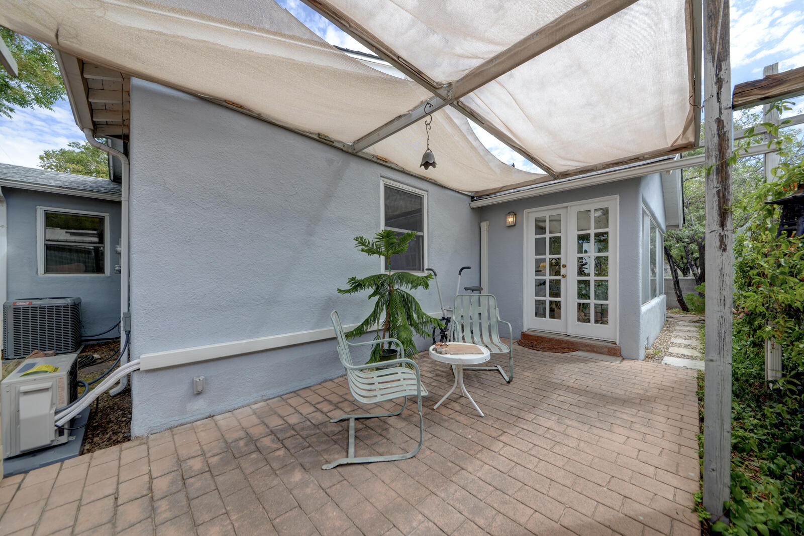 Photo 8 — 329 Montclaire Drive NE