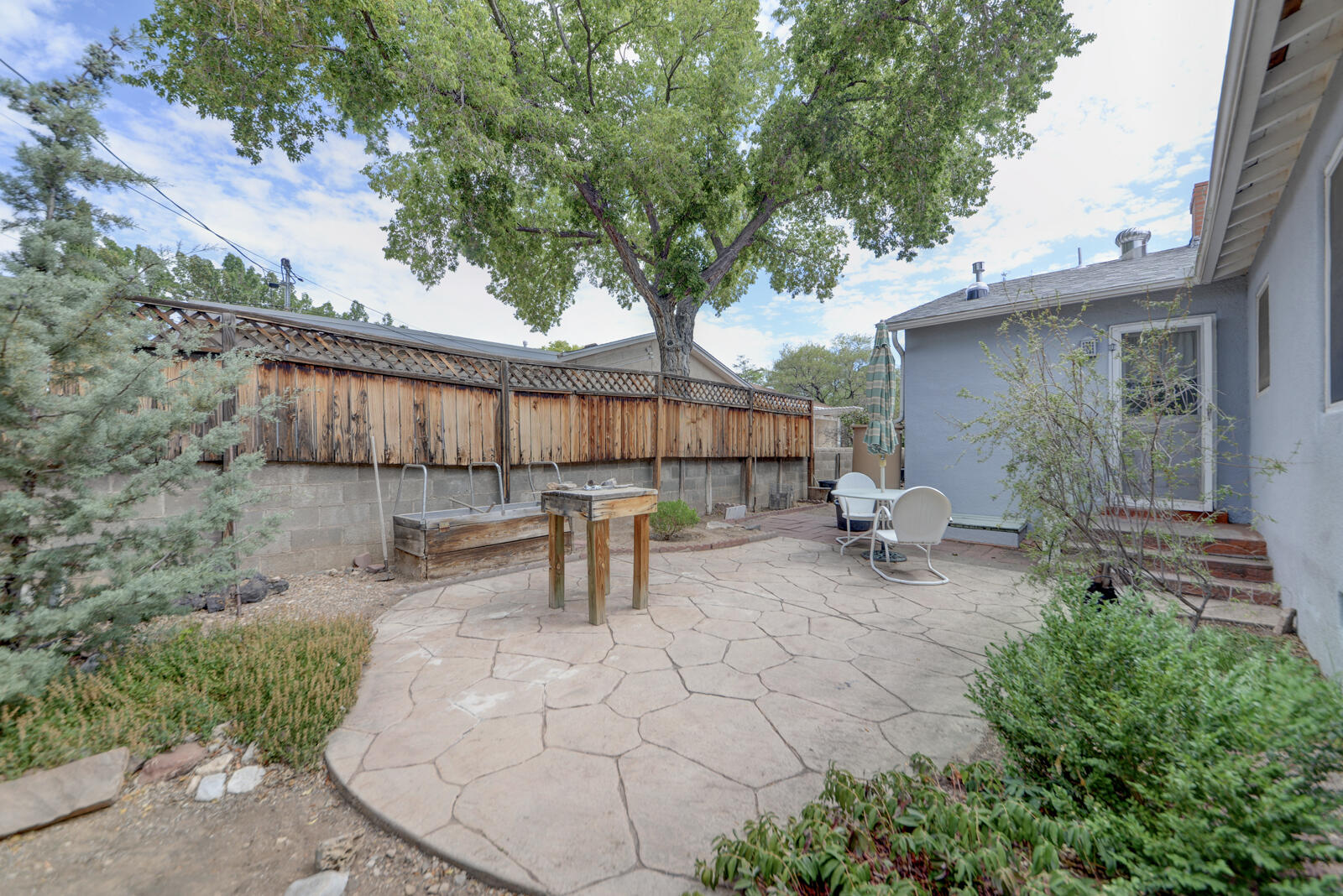 Photo 4 — 329 Montclaire Drive NE