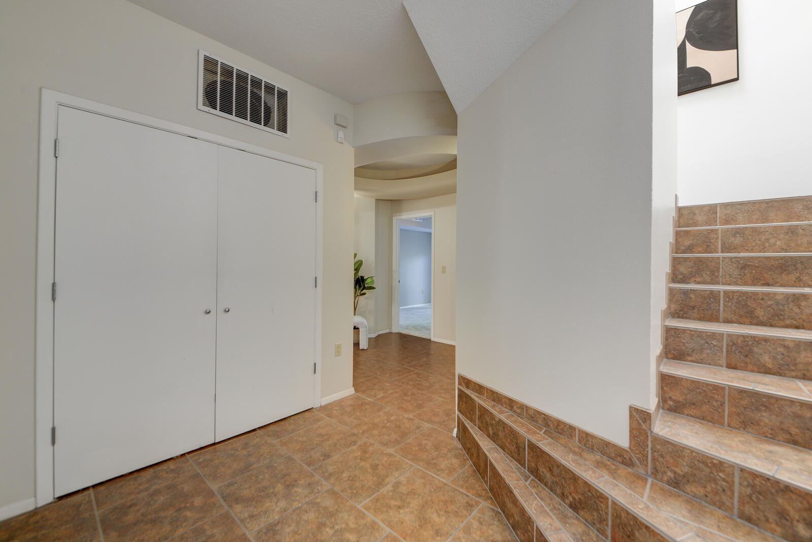 Photo 13 — 332 Valverde Drive SE
