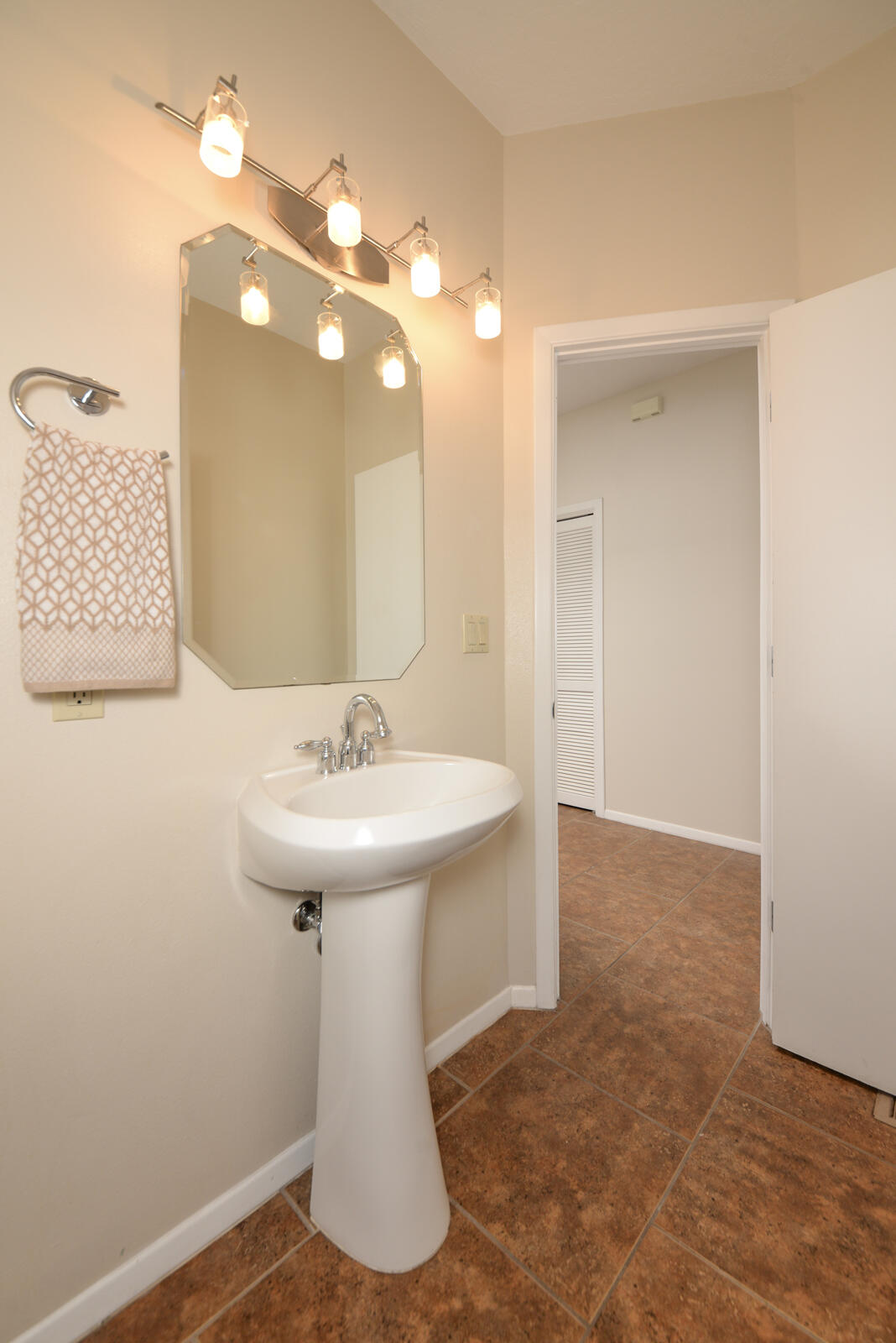 Photo 15 — 332 Valverde Drive SE