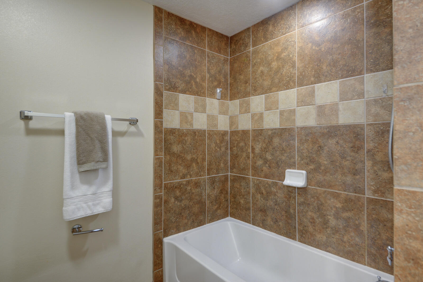 Photo 16 — 332 Valverde Drive SE