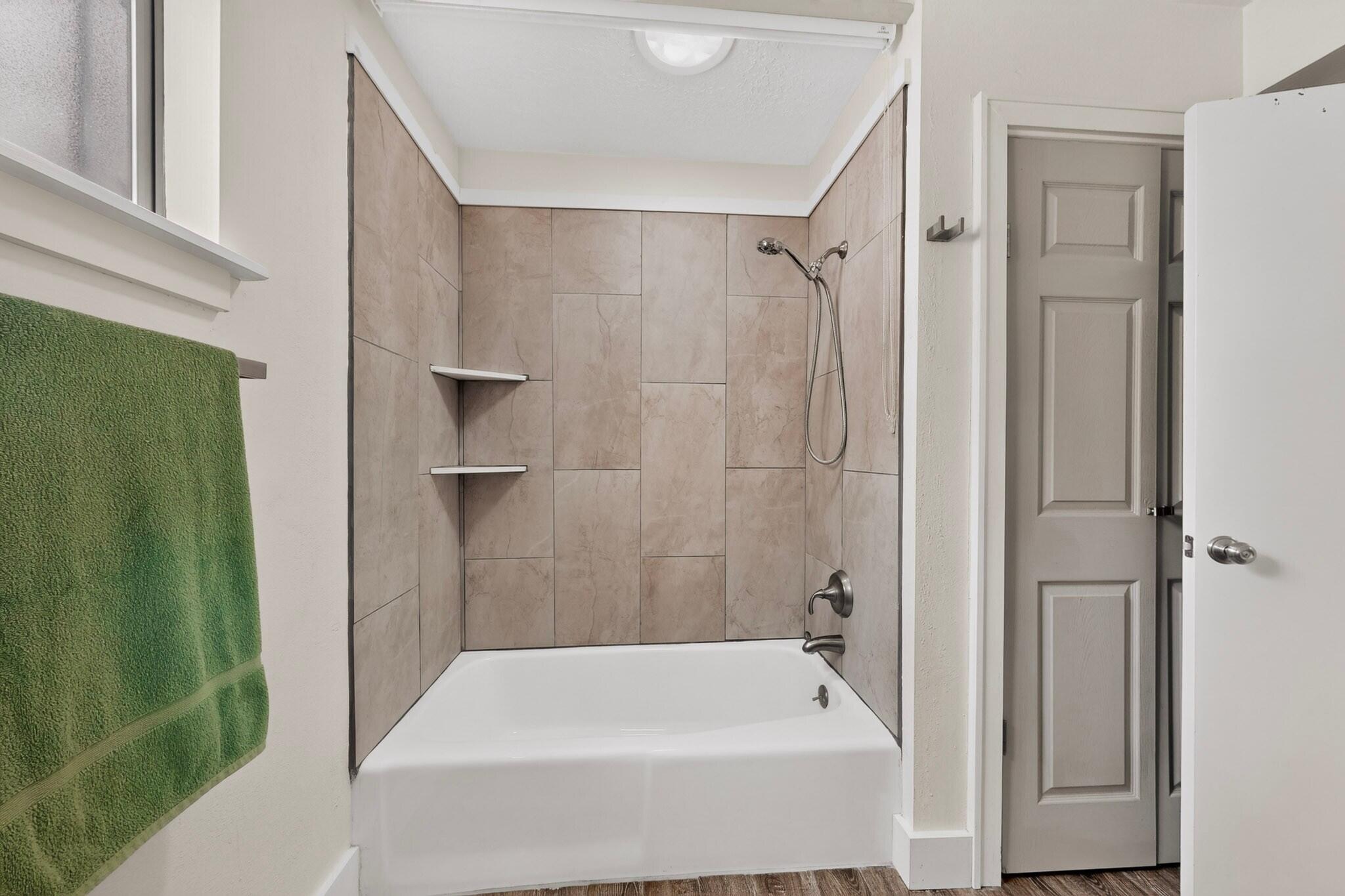Photo 7 — 9919 Academy Knolls Dr Drive NE