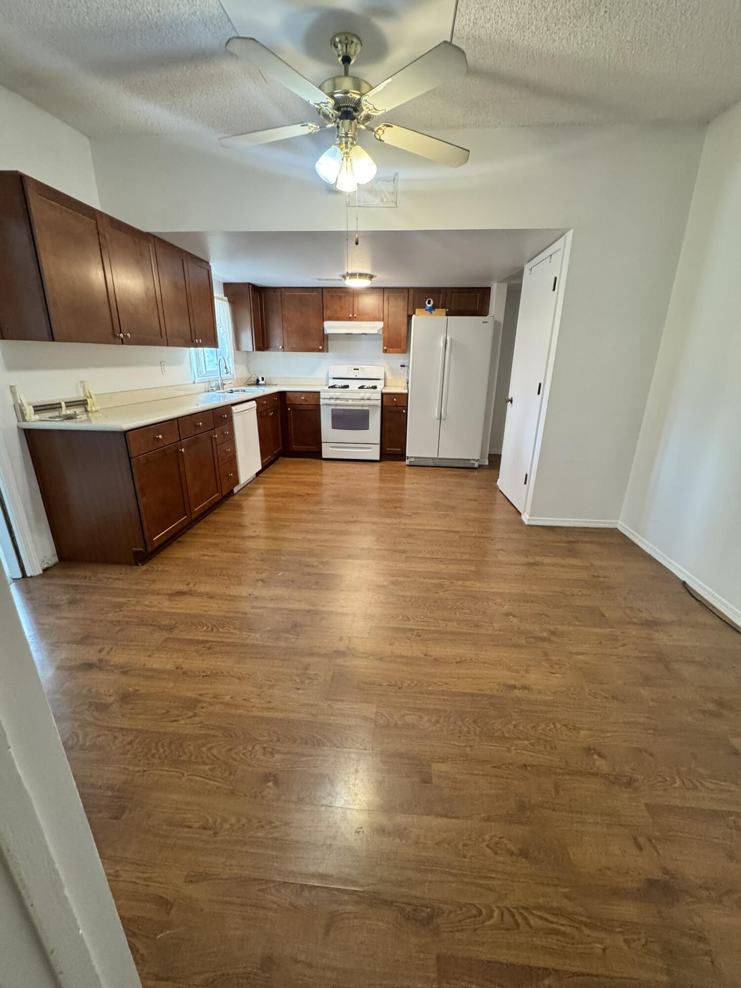 Photo 19 — 6021 Lejano Avenue NE