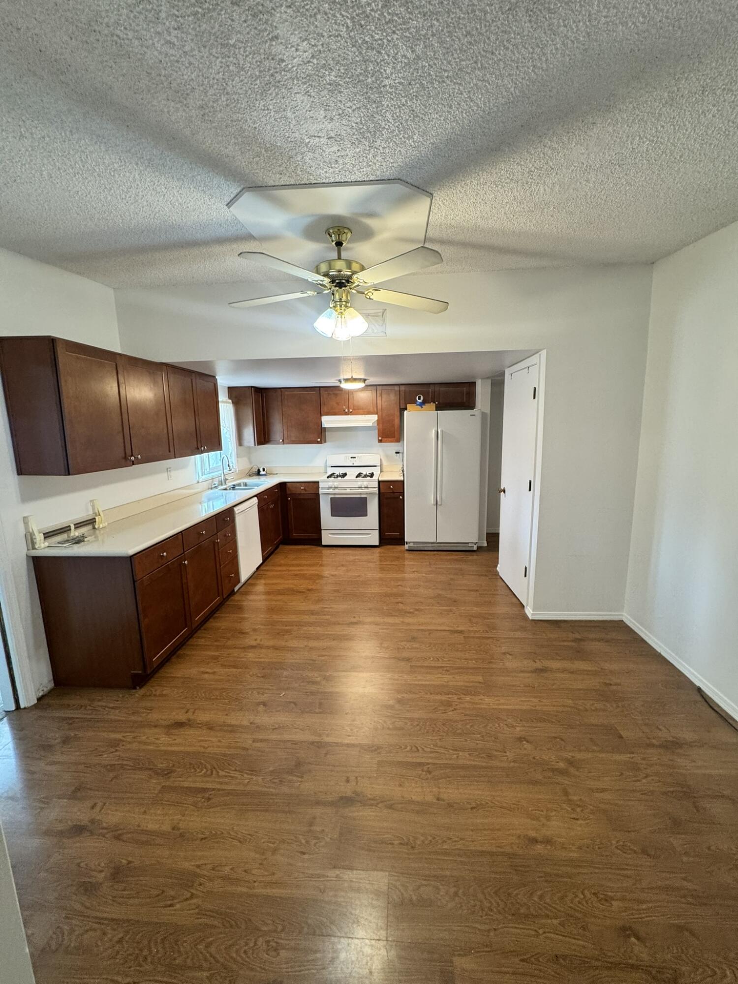 Photo 18 — 6021 Lejano Avenue NE