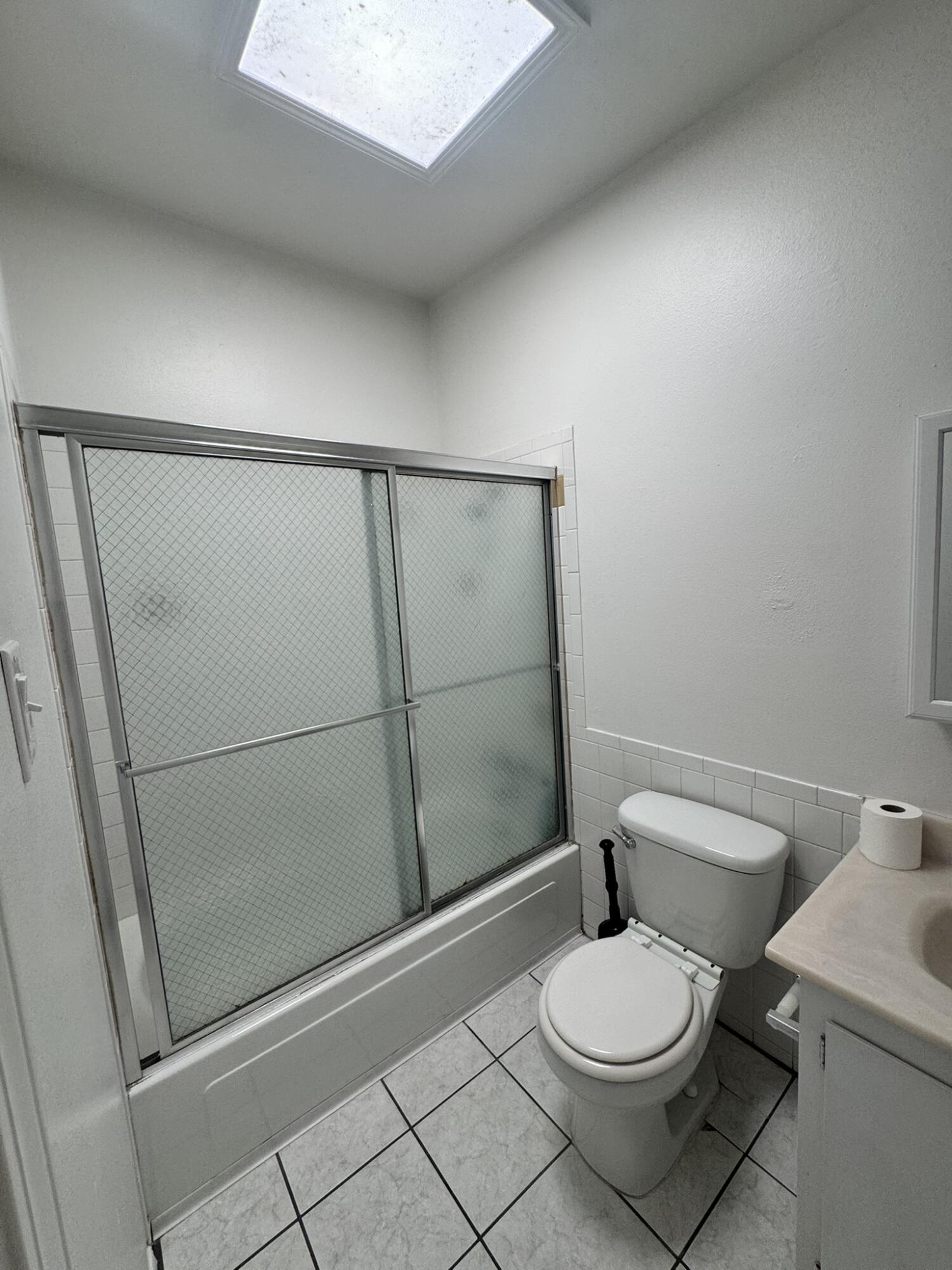 Photo 12 — 6021 Lejano Avenue NE