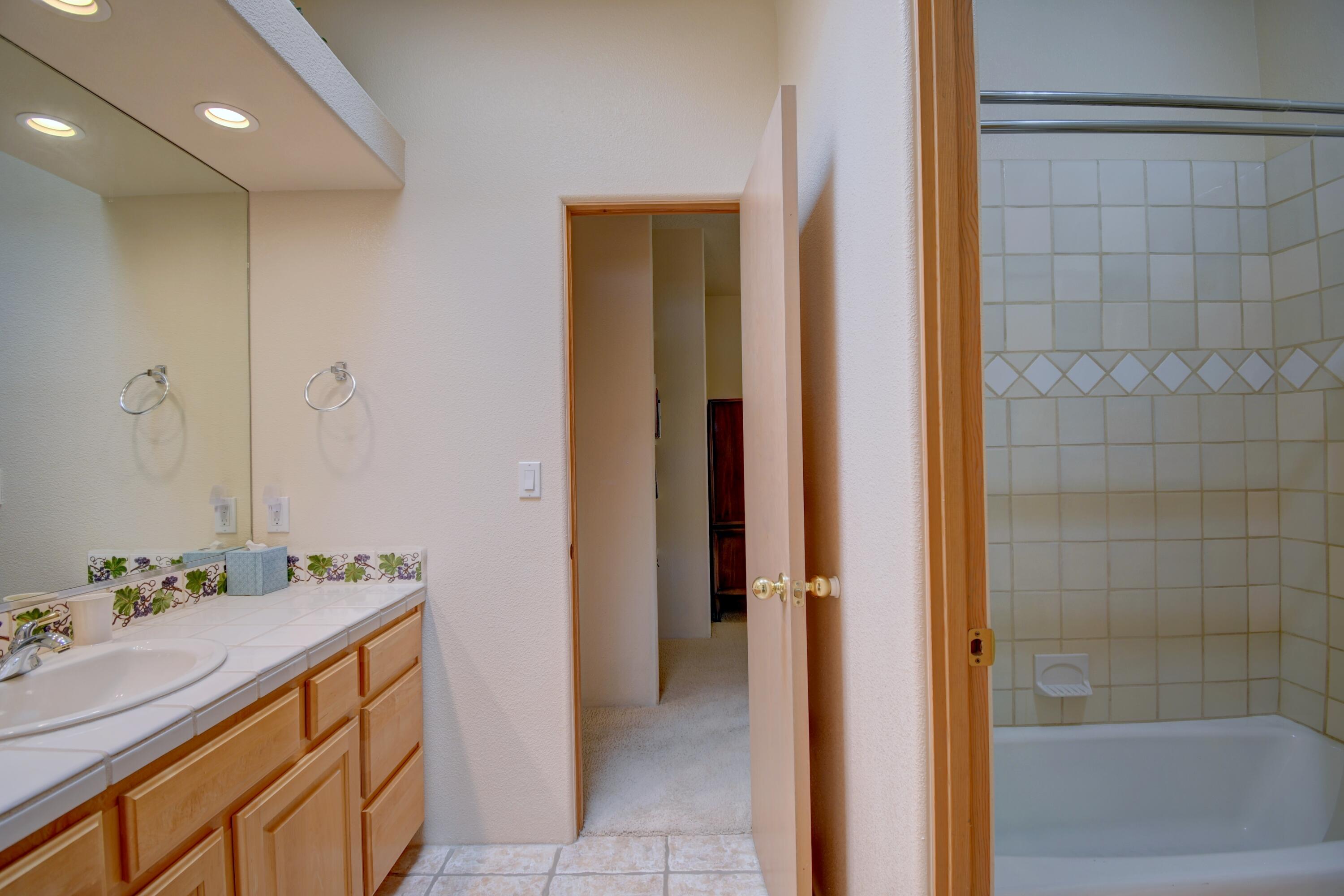 Photo 18 — 6624 High Ridge Place NE